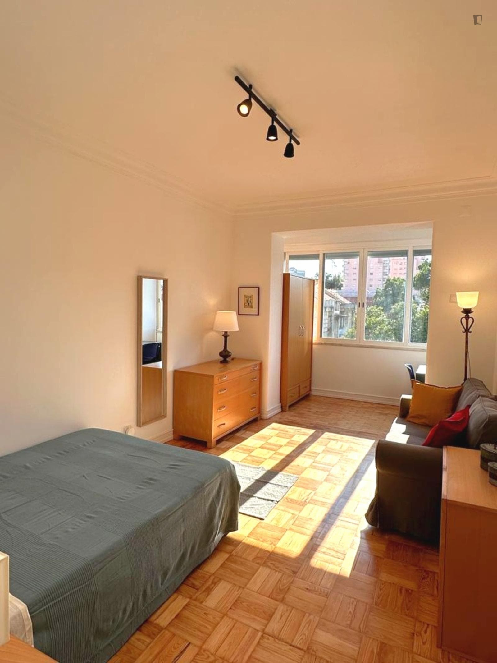 Sunny double bedroom in a 5-bedroom flat photo 1