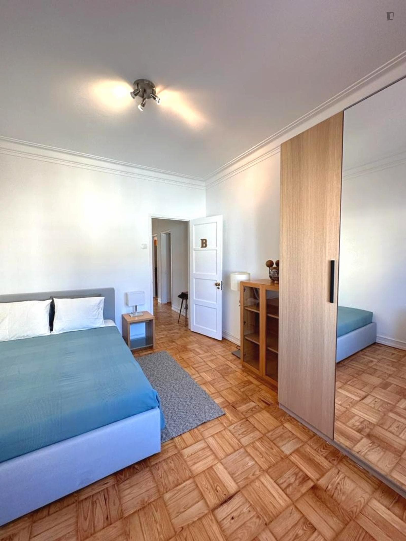 Bright double bedroom next to Areeiro metro station photo 1