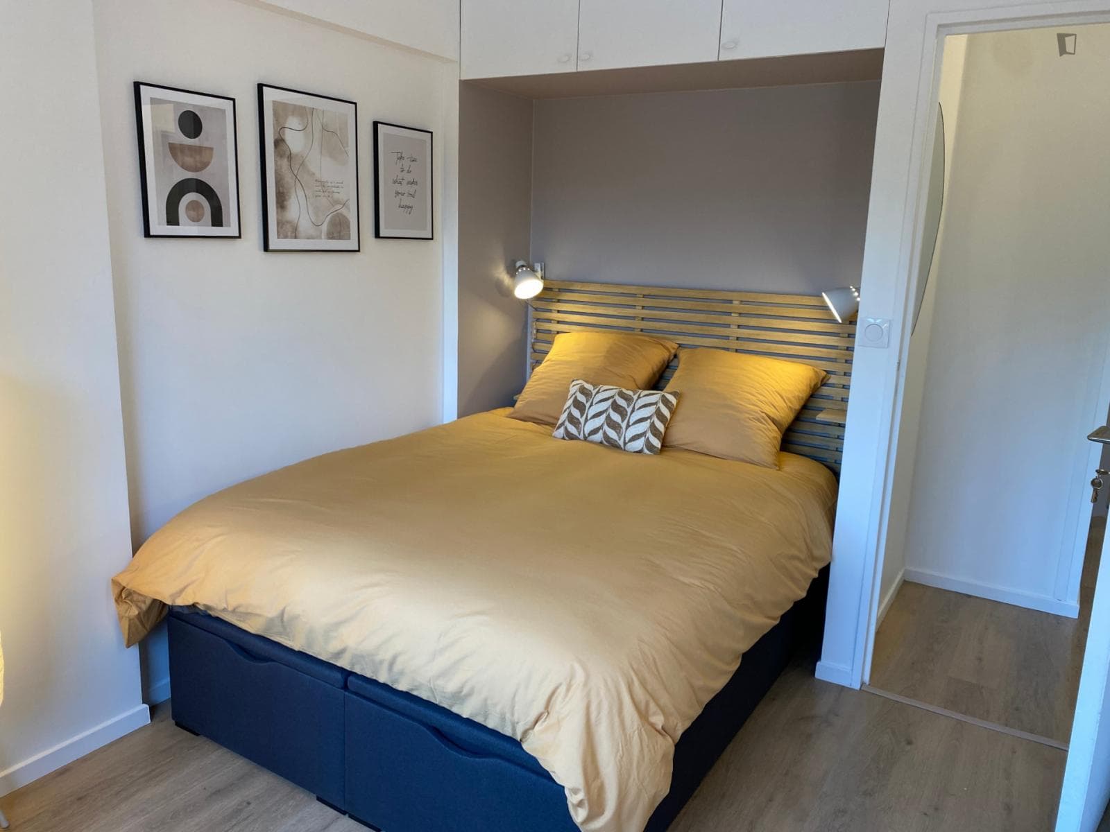 Elegant double bedroom near the Saint-Quentin en Yvelines train station photo 1