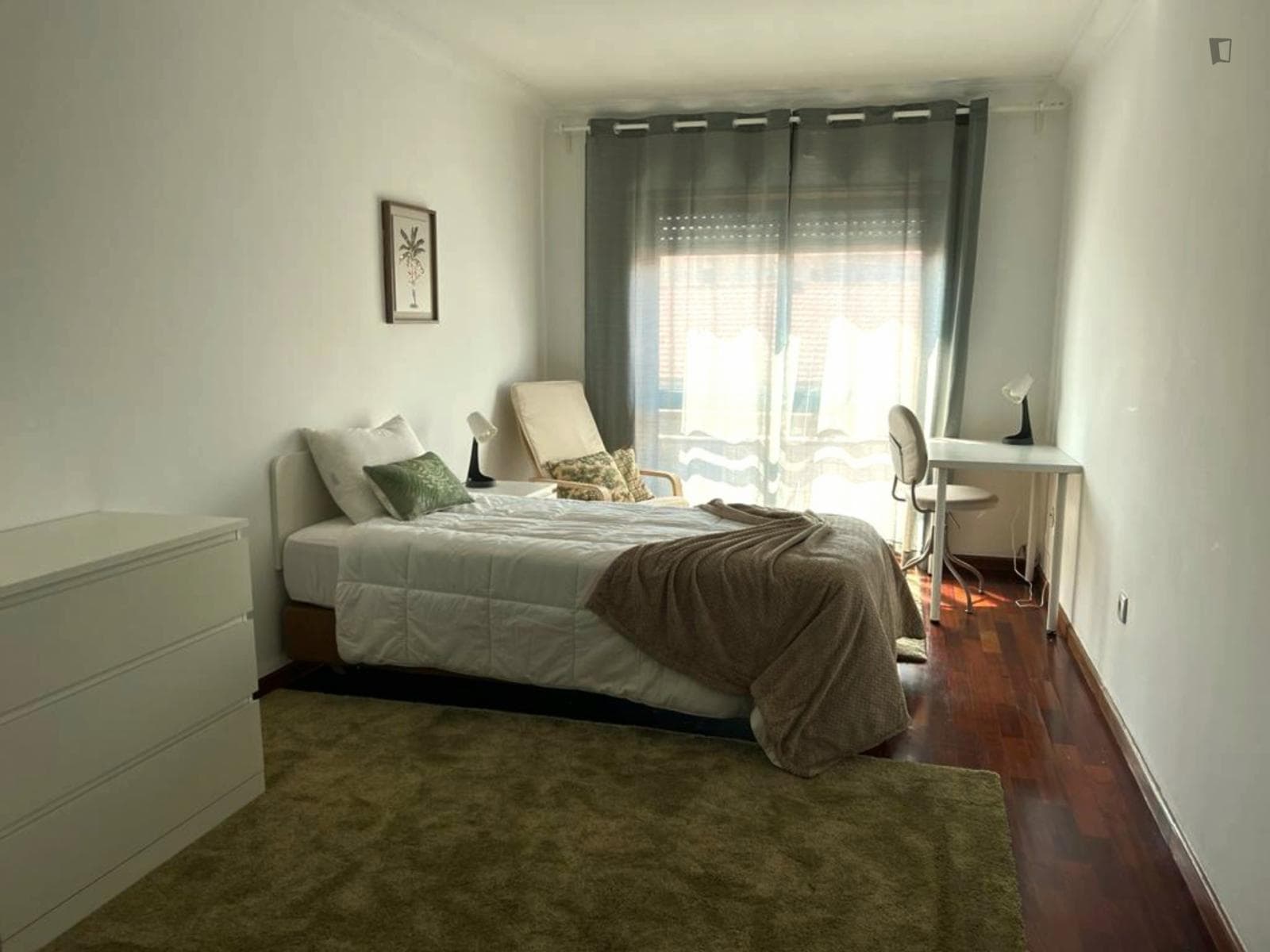 Snug single bedroom near the Campanhã train station photo 1