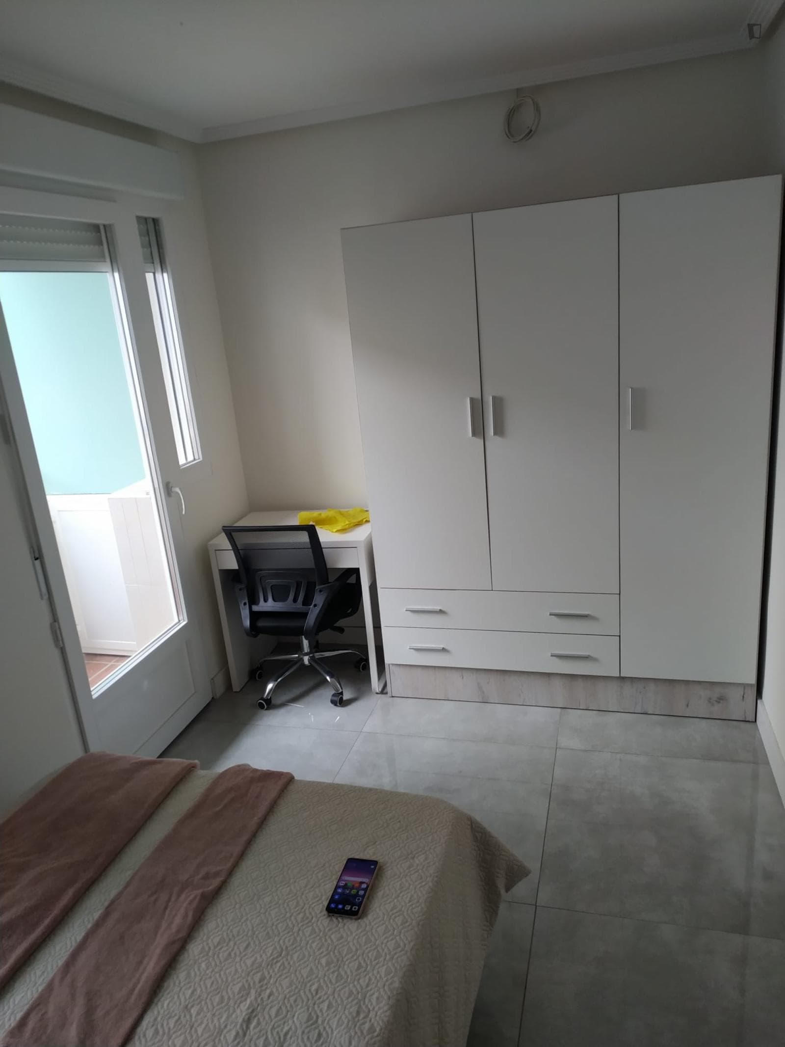 Single bedroom in a hostel photo 1