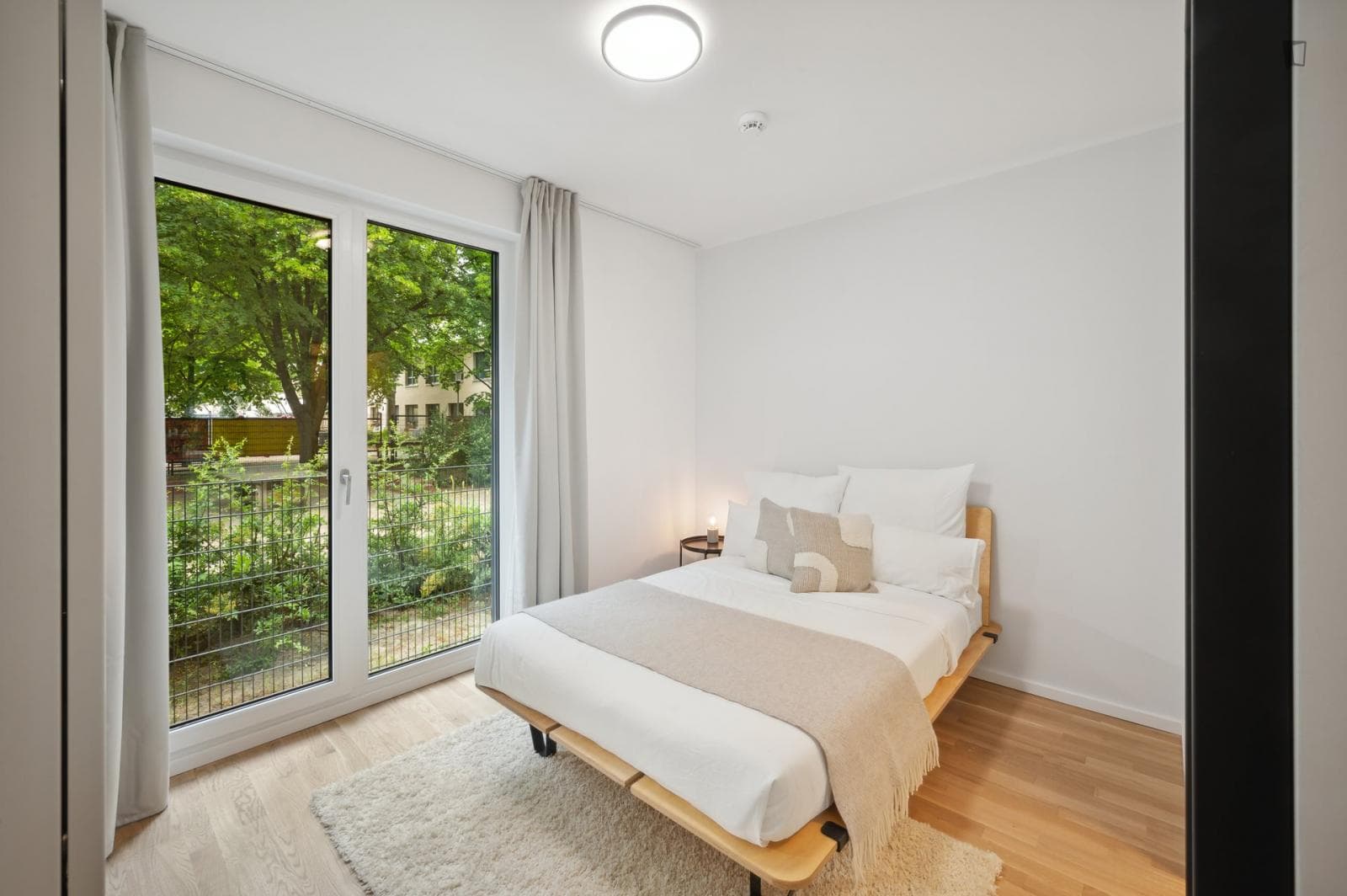 Appealing double ensuite bedroom in the large Mitte district photo 1