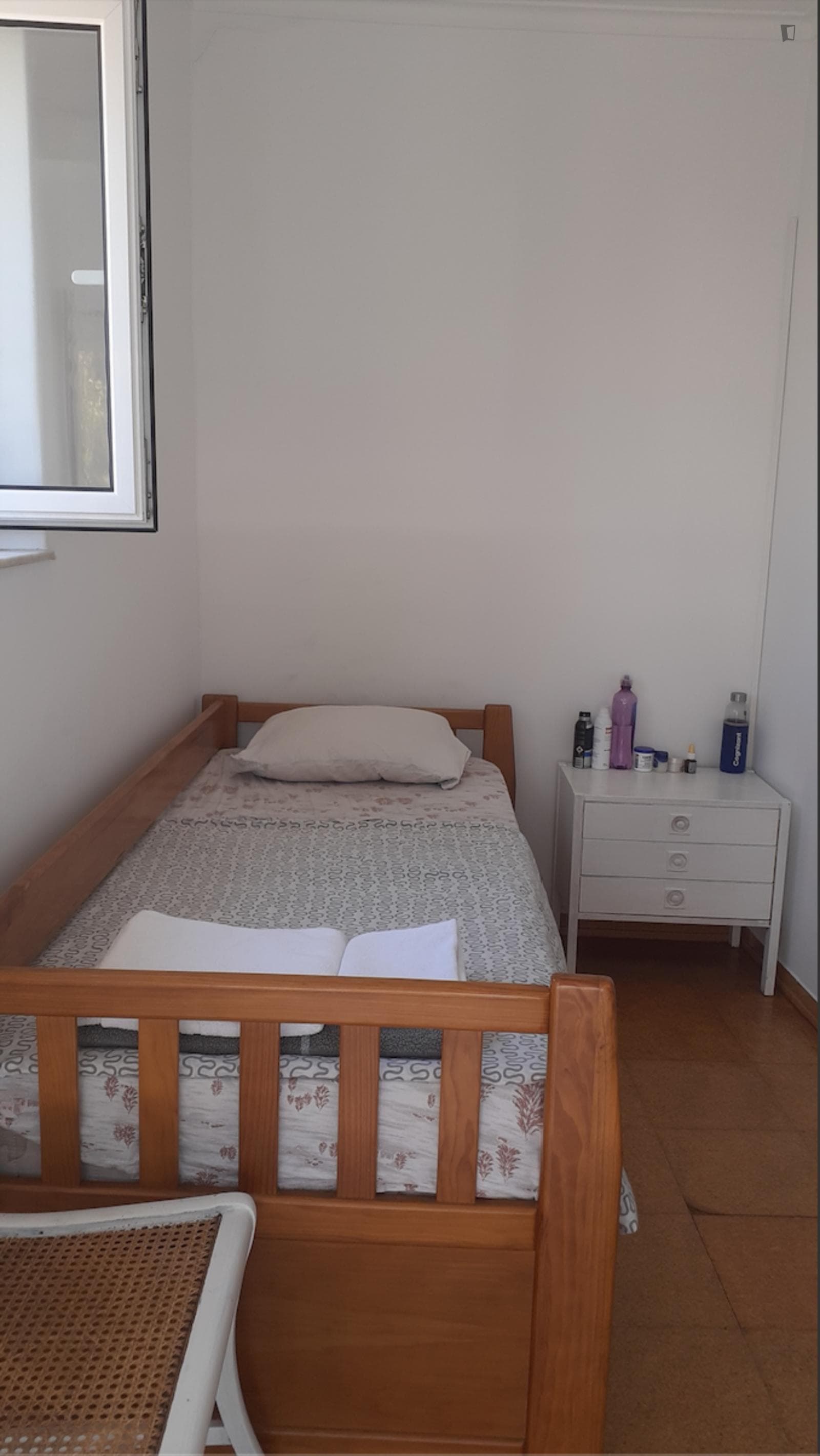 Bright single bedroom close to Lisbon School of Economics and Management (ISEG) photo 1