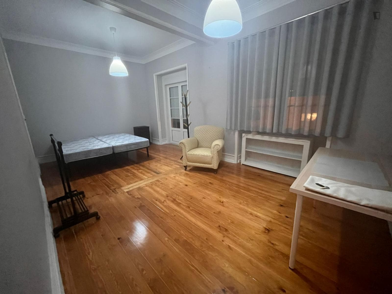 Snug twin bedroom with a balcony, near Instituto Superior Técnico photo 1