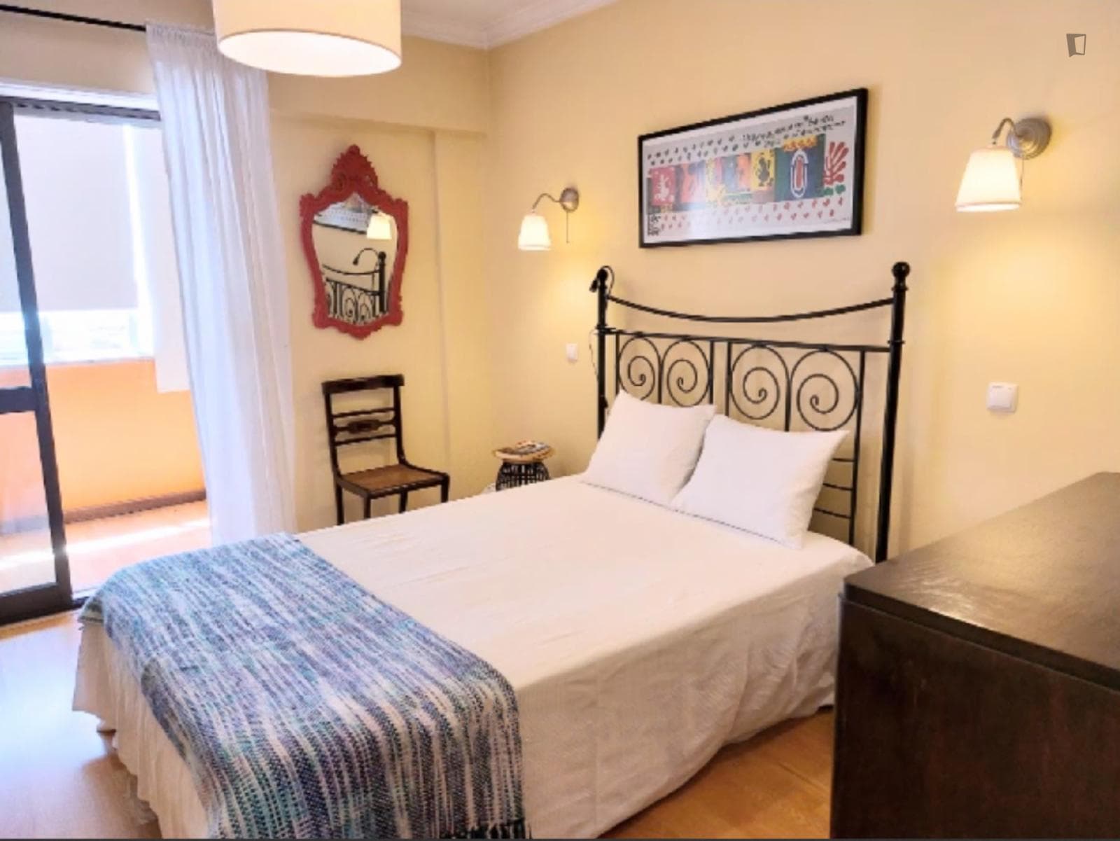 Luminous Double Bedroom close to Nova School of Business and Economics photo 1