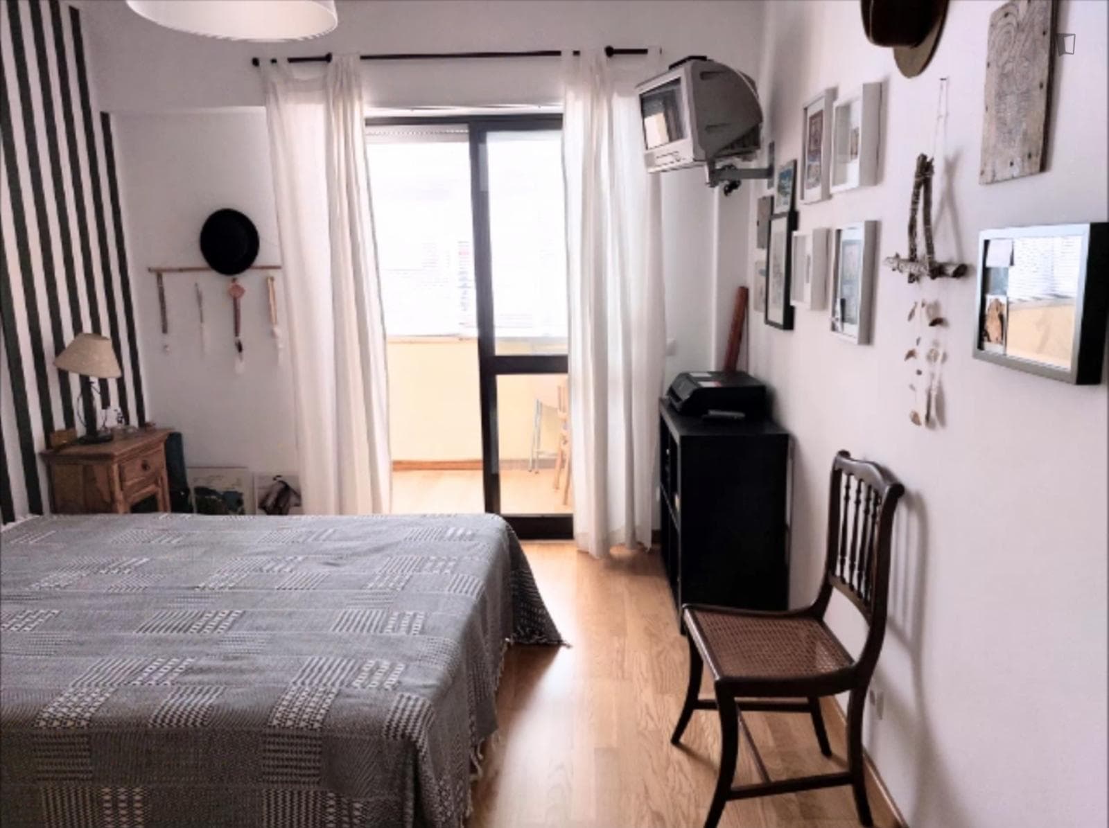 Welcoming Double Bedroom close to Carcavelos beach photo 1