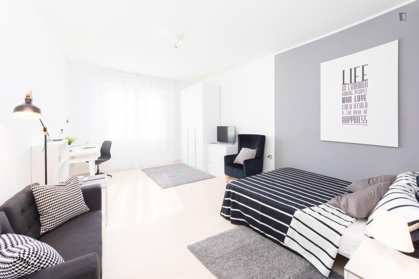Tidy single bedroom in a 7-bedroom flat close to Campo Marzio photo 1