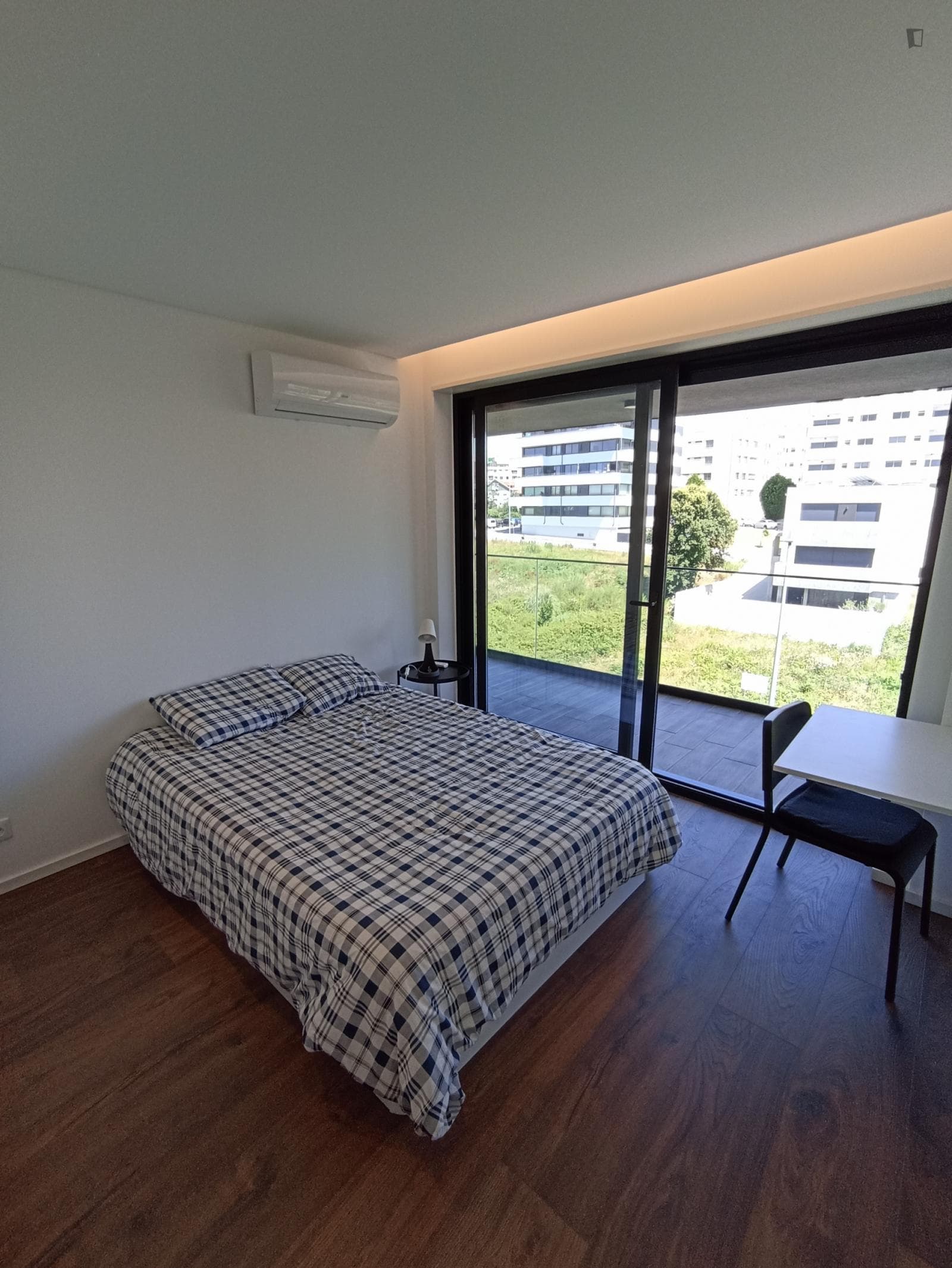 Great double bedroom with a balcony, in a 2-bedroom apartment photo 1