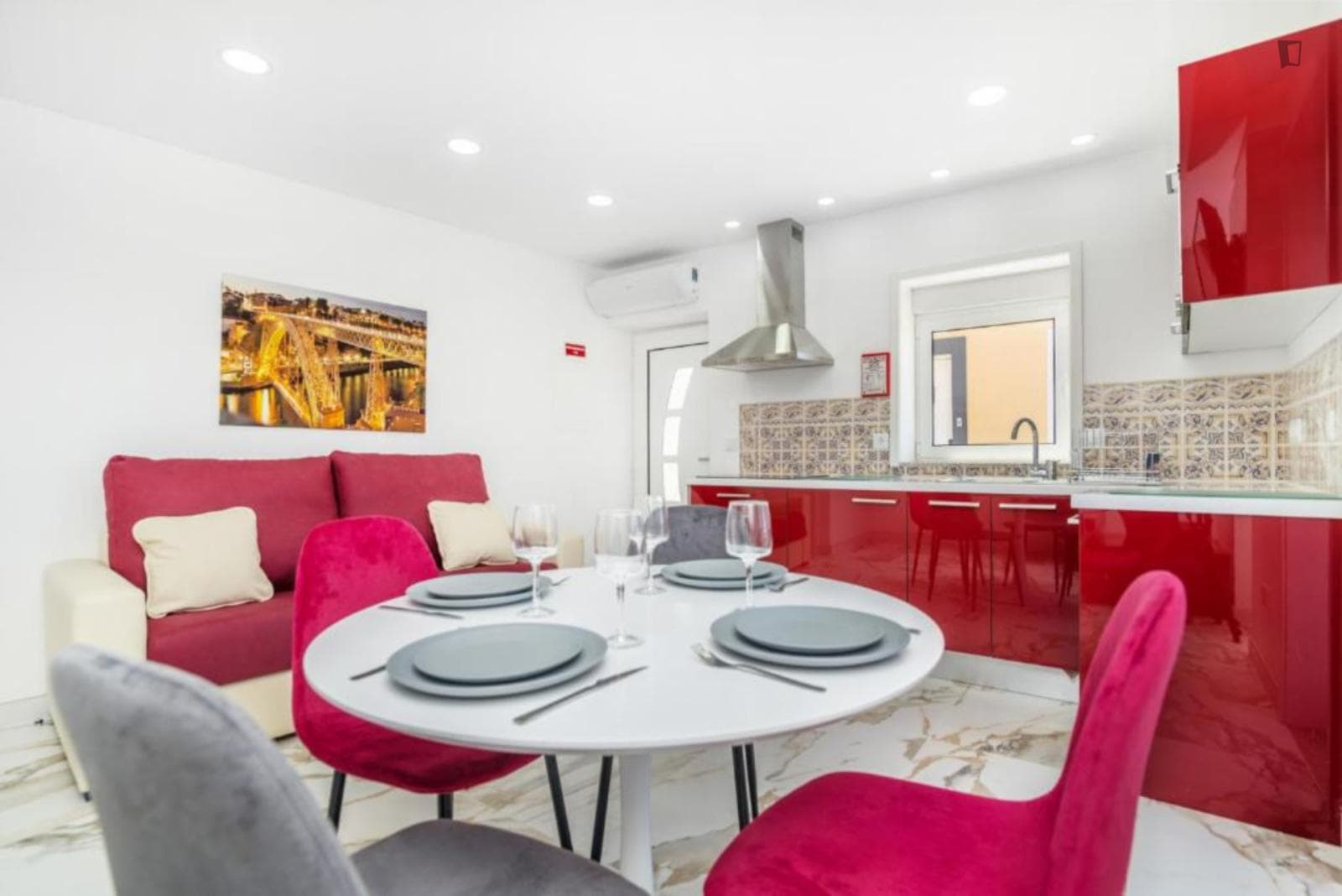 Charming 1-bedroom house next to Faria Guimarães metro station photo 1