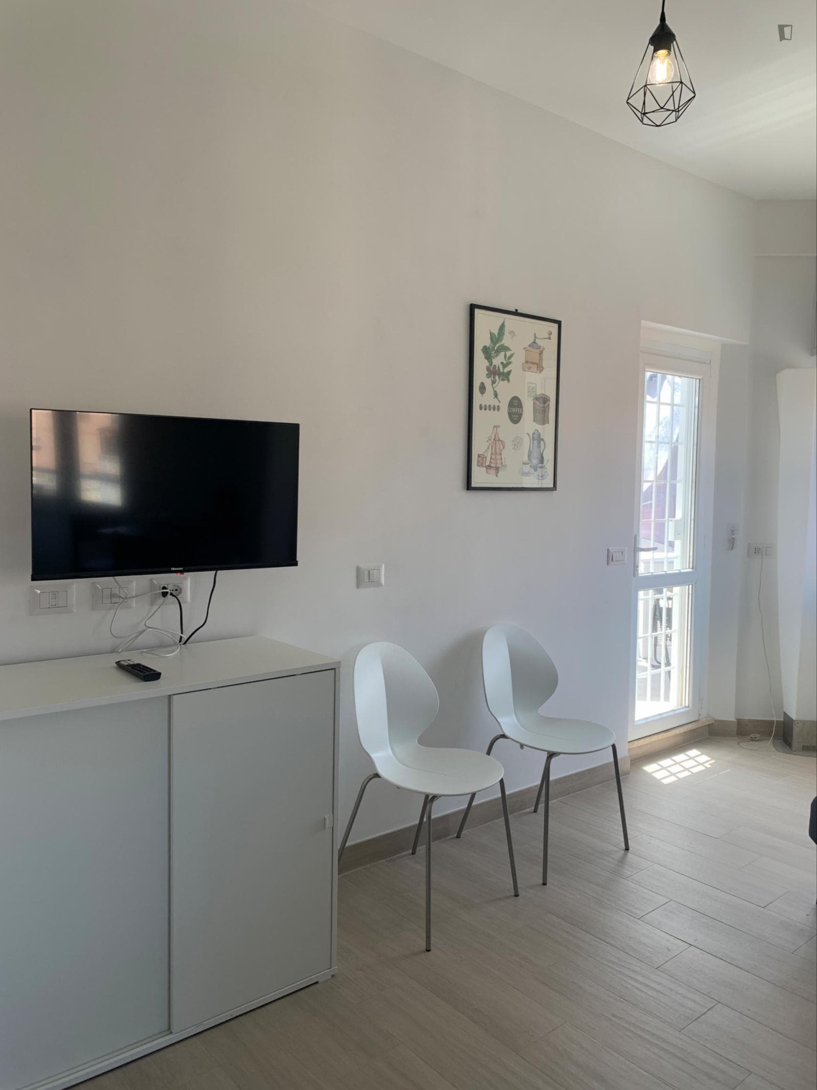 Bright 1-bedroom apartment with balcony near The Pineto Park photo 1