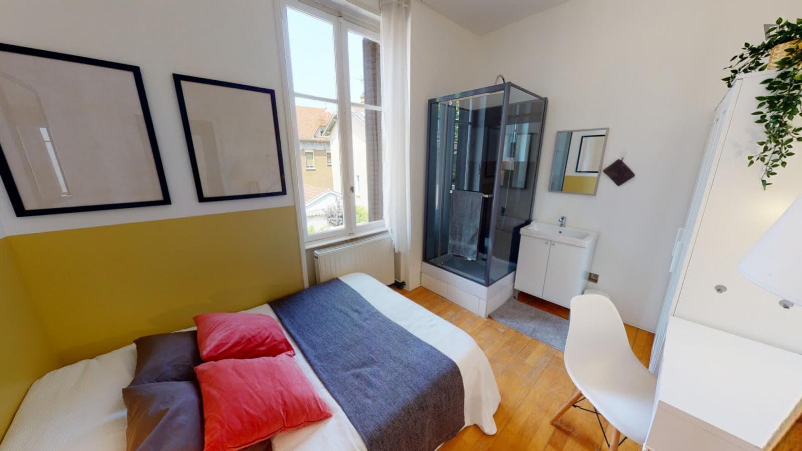 Nice double bedroom with shower in a 9-Bedroom house, in Montchat  photo 1