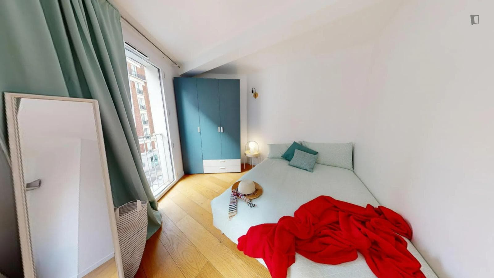 Luminous double ensuite bedroom in Quartier de la Mouzaïa photo 1