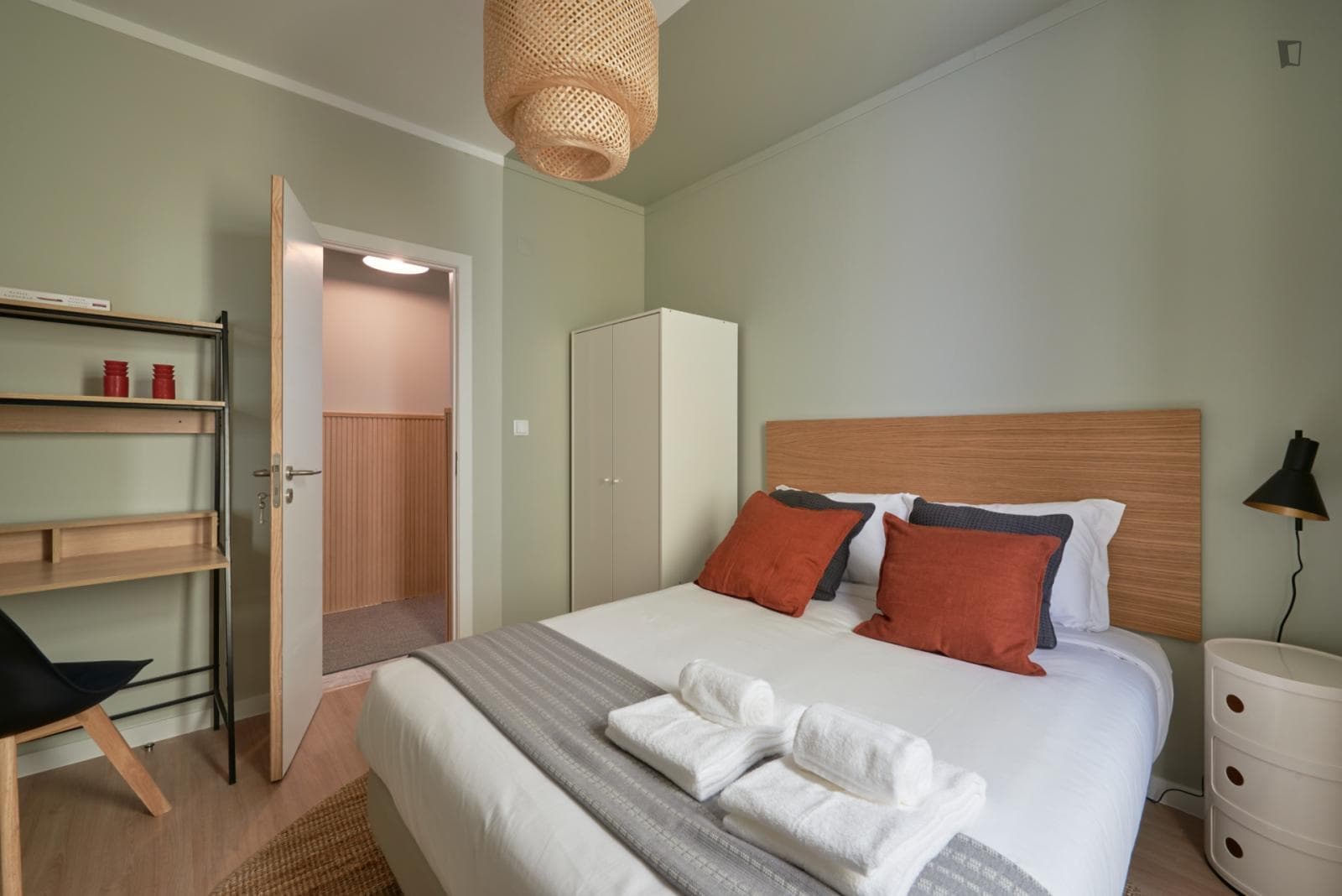 Comfy double bedroom close to Alameda metro station photo 1