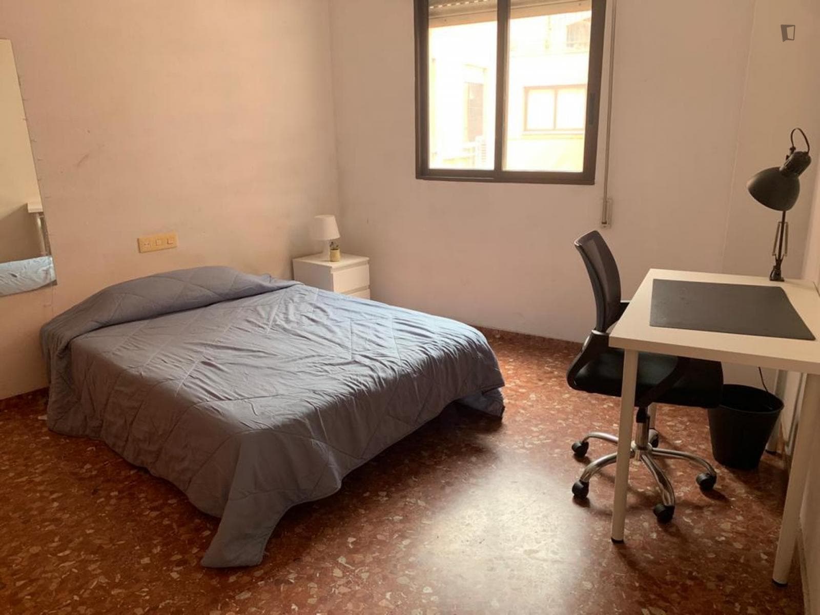Great looking single bedroom in a property with balcony photo 1