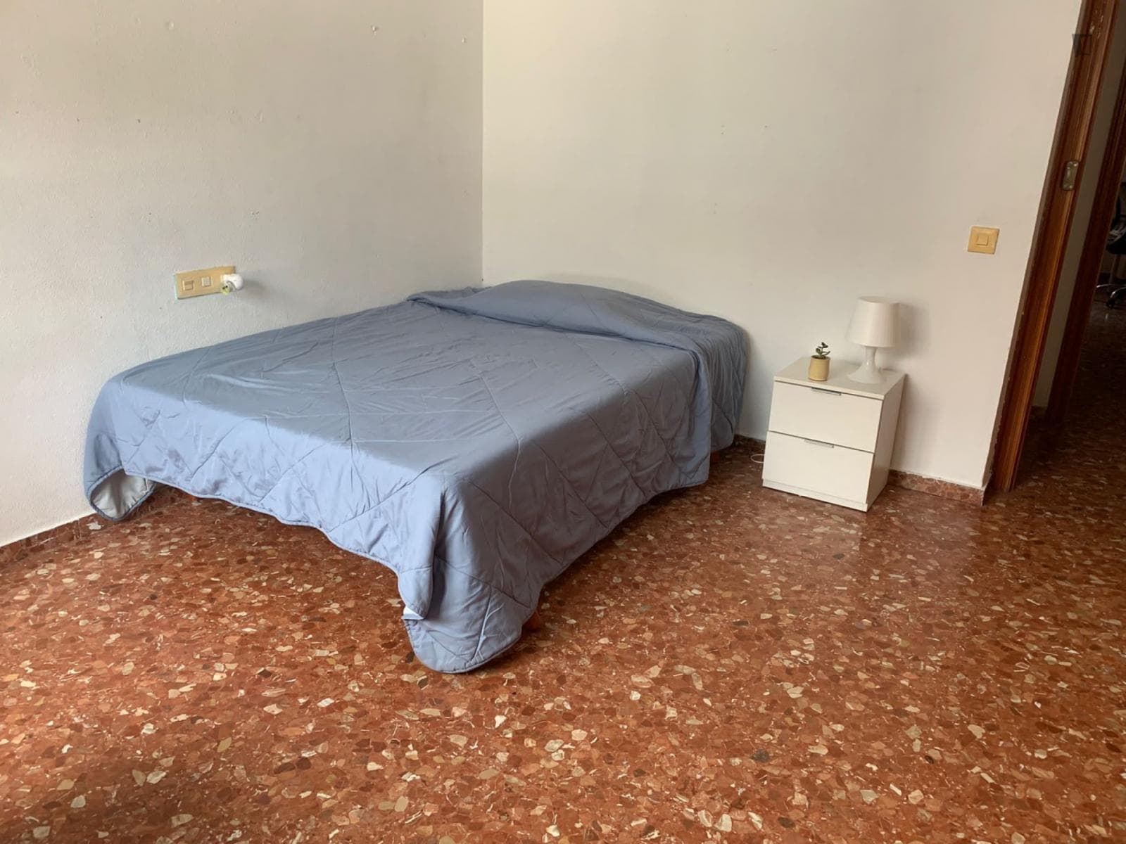 Appealing single bedroom in a property with balcony photo 1