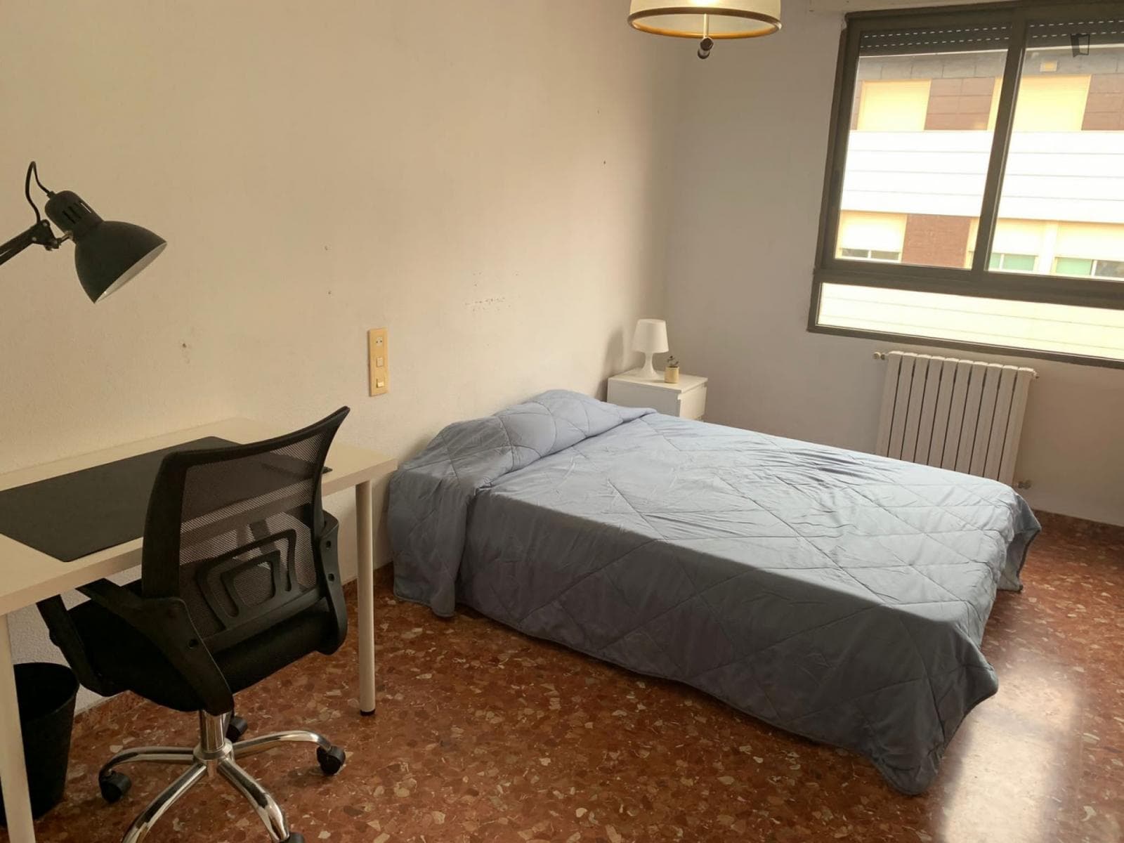 Attractive single bedroom in a property with balcony photo 1