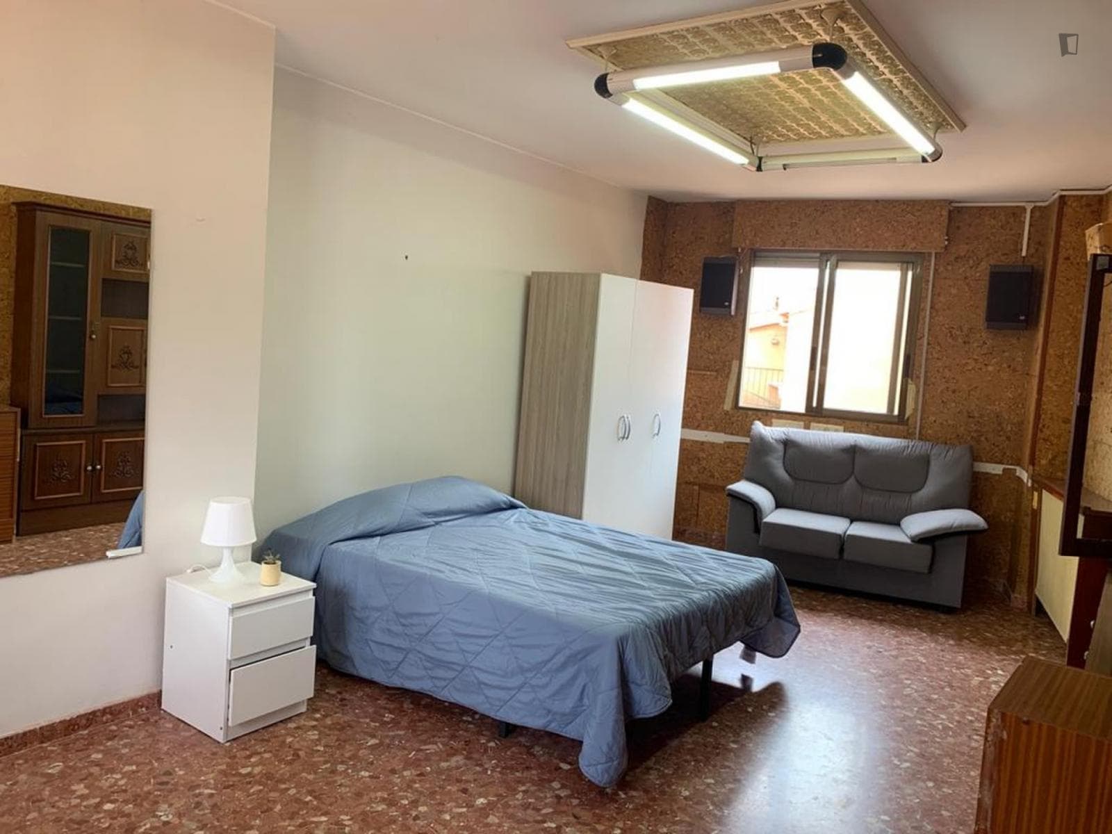 Cozy single bedroom in a property with balcony photo 1