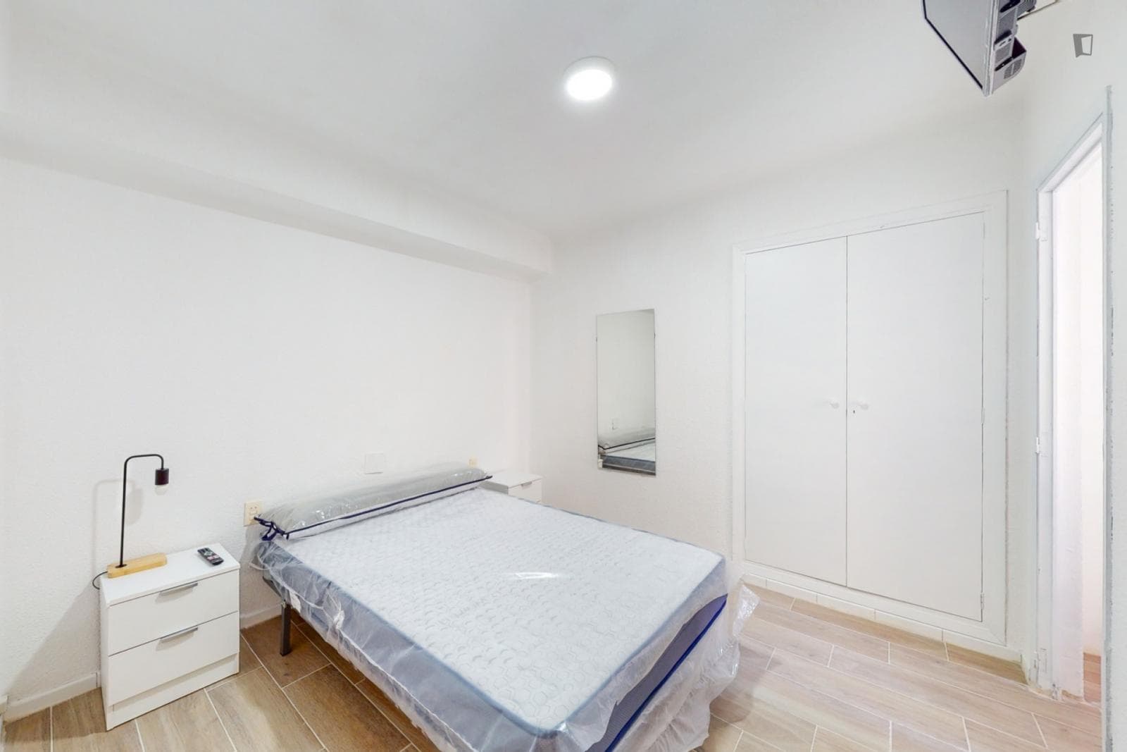 Great looking single bedroom photo 1