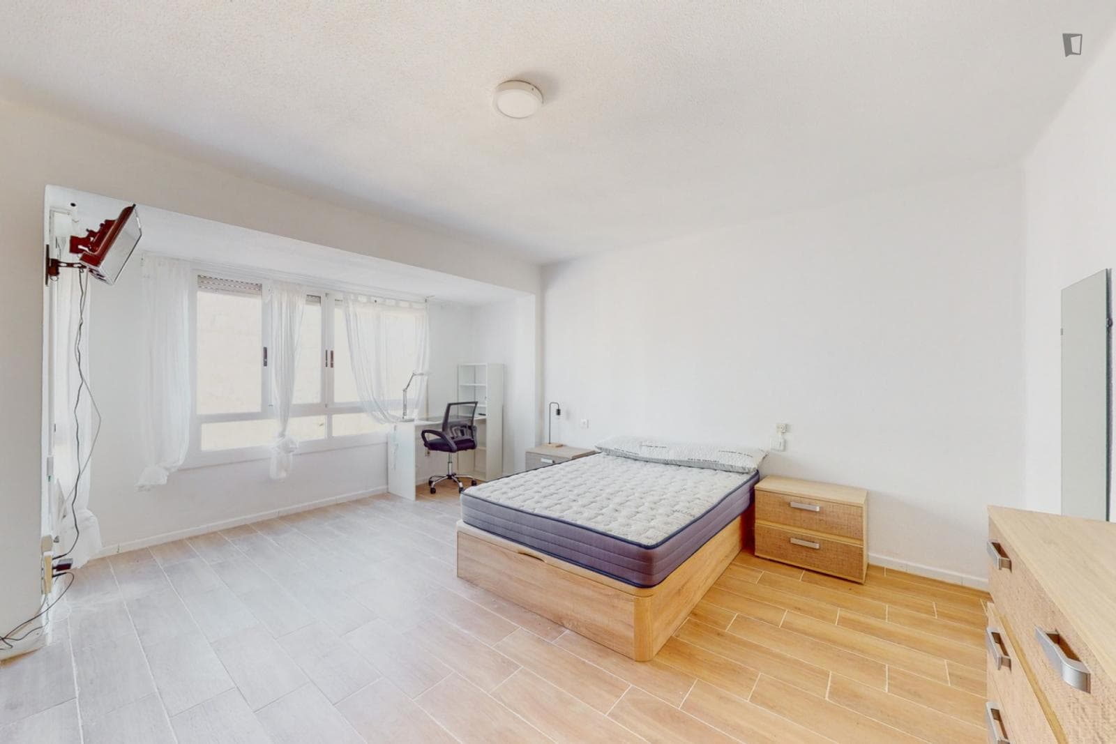 Large Appealing single bedroom photo 1