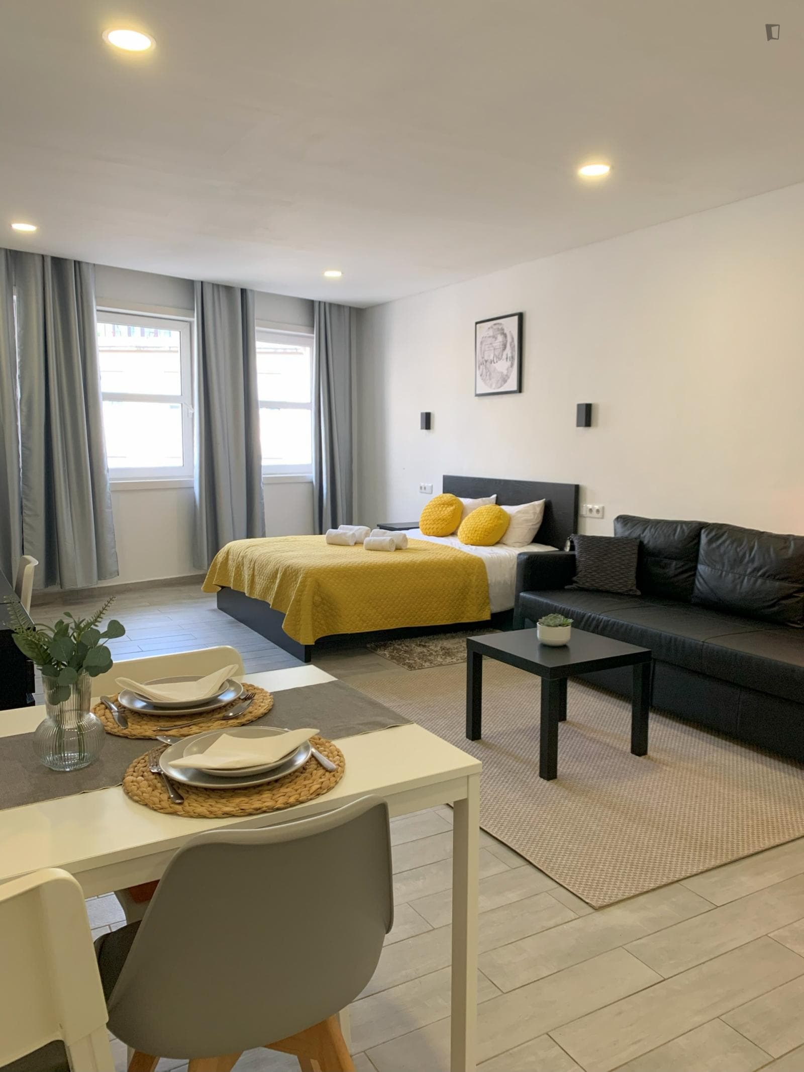 Beautiful studio next to Aliados metro station photo 1