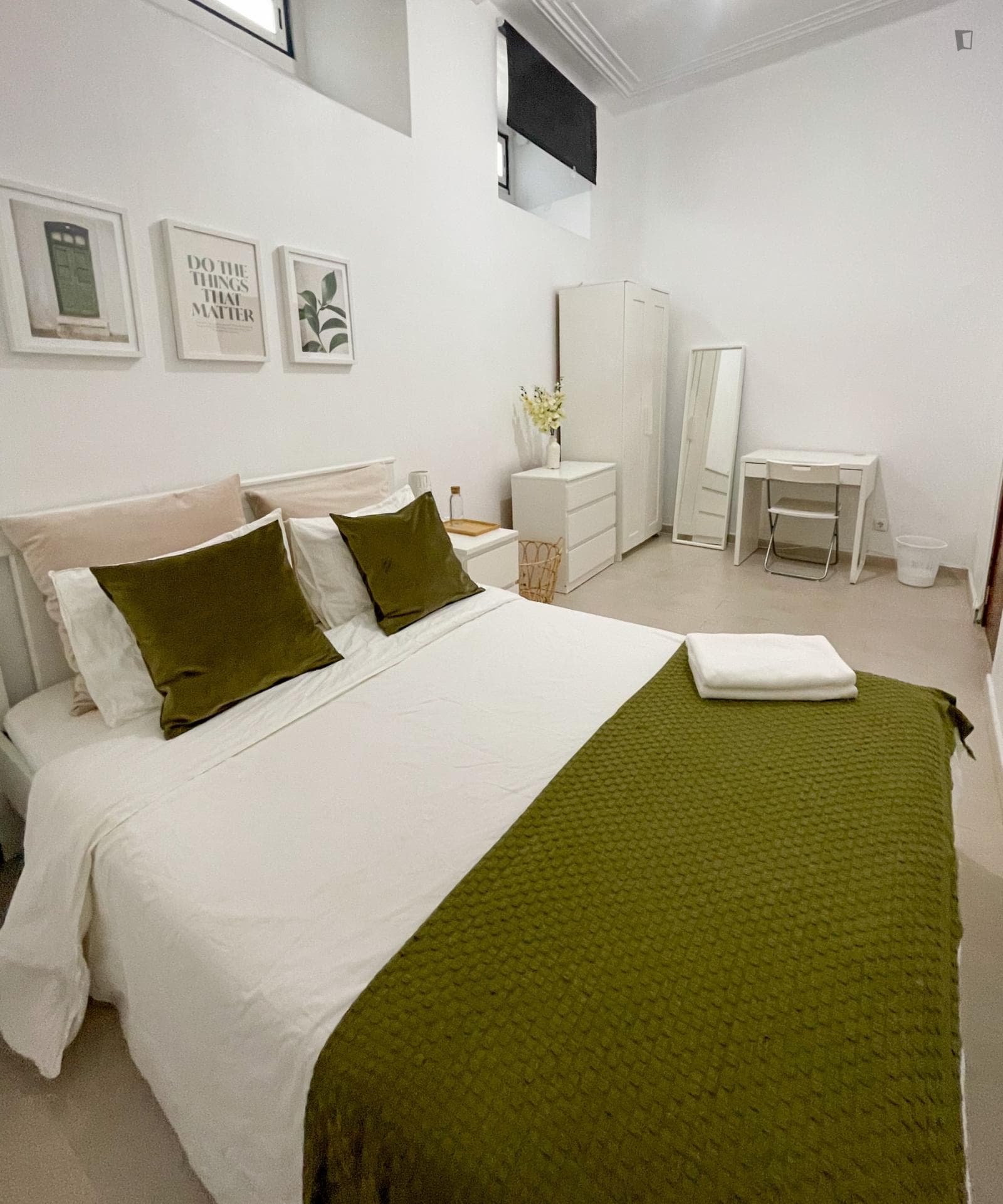 Lovely double bedroom near Santa Apolónia train station photo 1