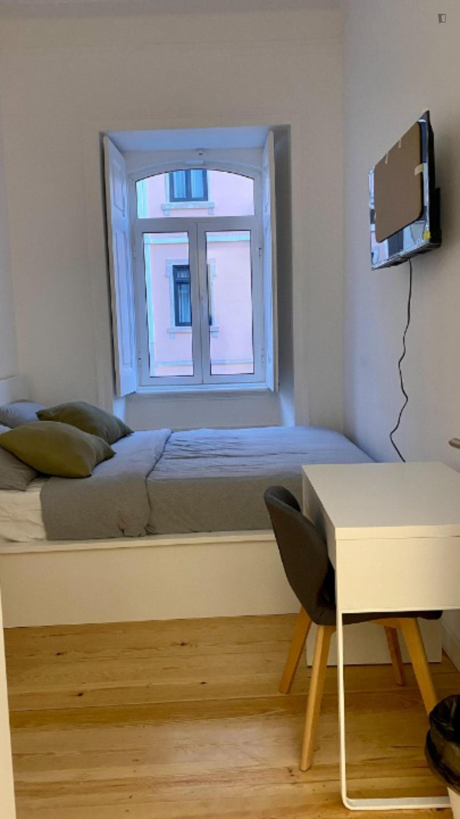 Charming double bedroom next to IST photo 1