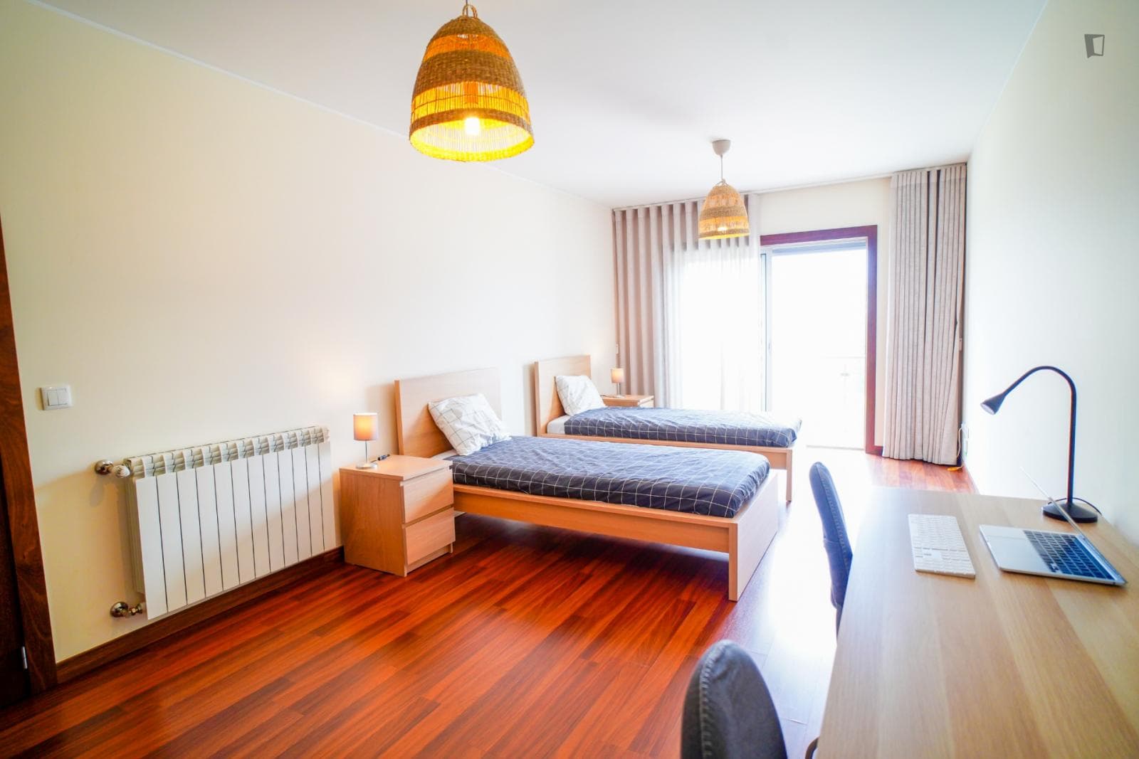 Sunny twin bedroom next to FEUP photo 1