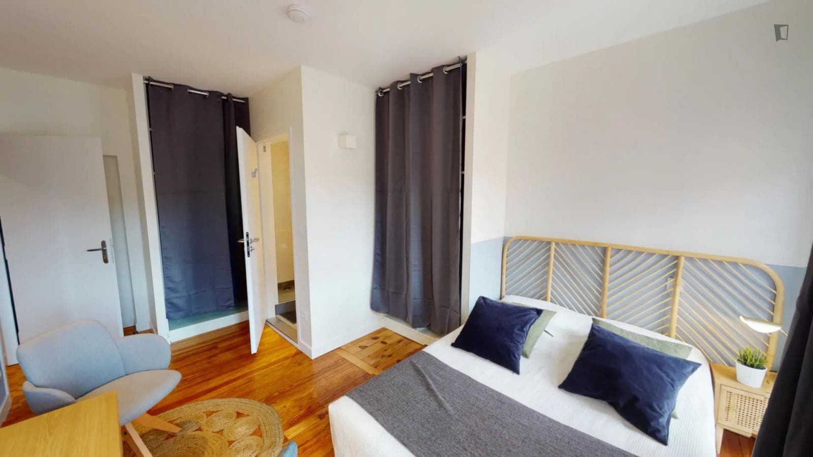 Trendy double ensuite in a 5-bedroom apartment close to Jeanne d'Arc metro station photo 1
