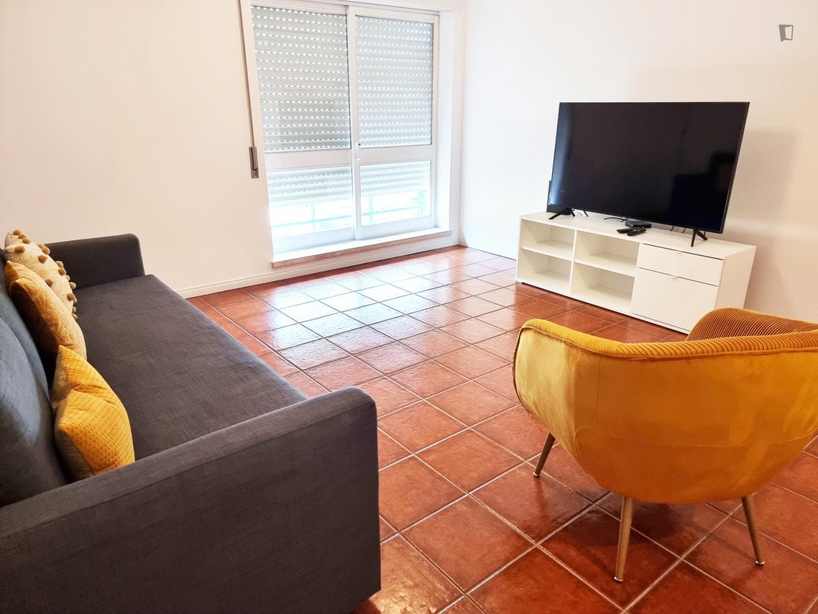 Cool 1-bedroom apartment near Instituto Superior de Engenharia photo 1