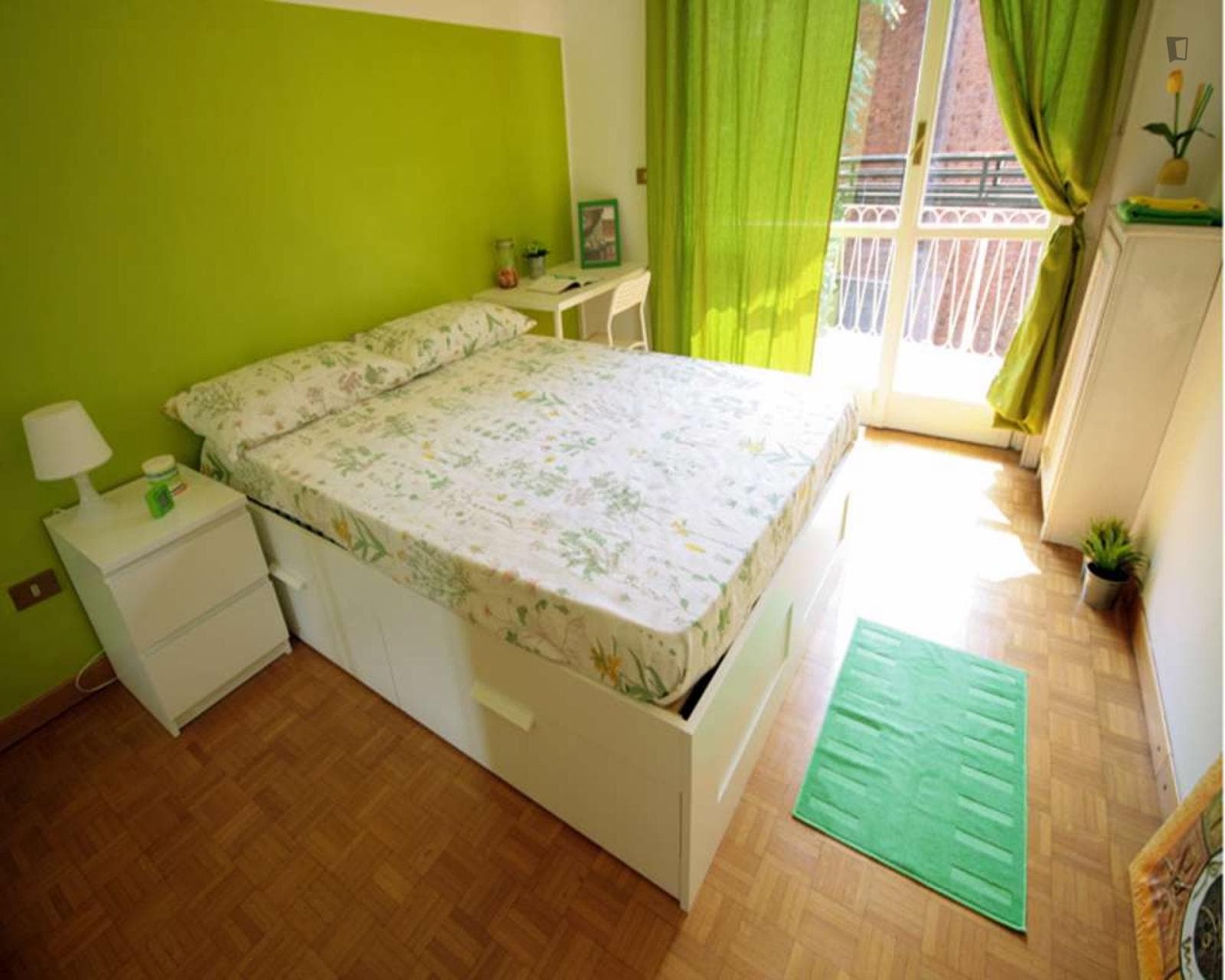 Super cosy double bedroom just steps from Porta Venezia metro station photo 1