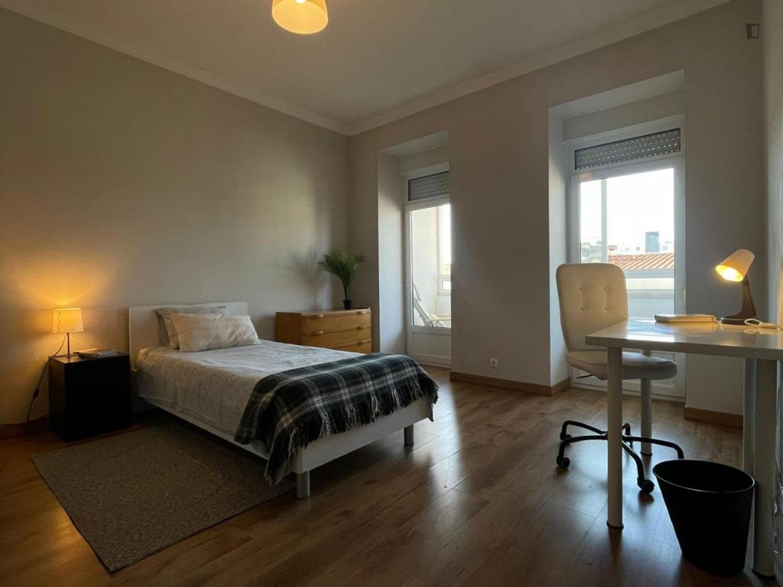 Spacious single bedroom, with balcony, next to Praça de Espanha metro station photo 1