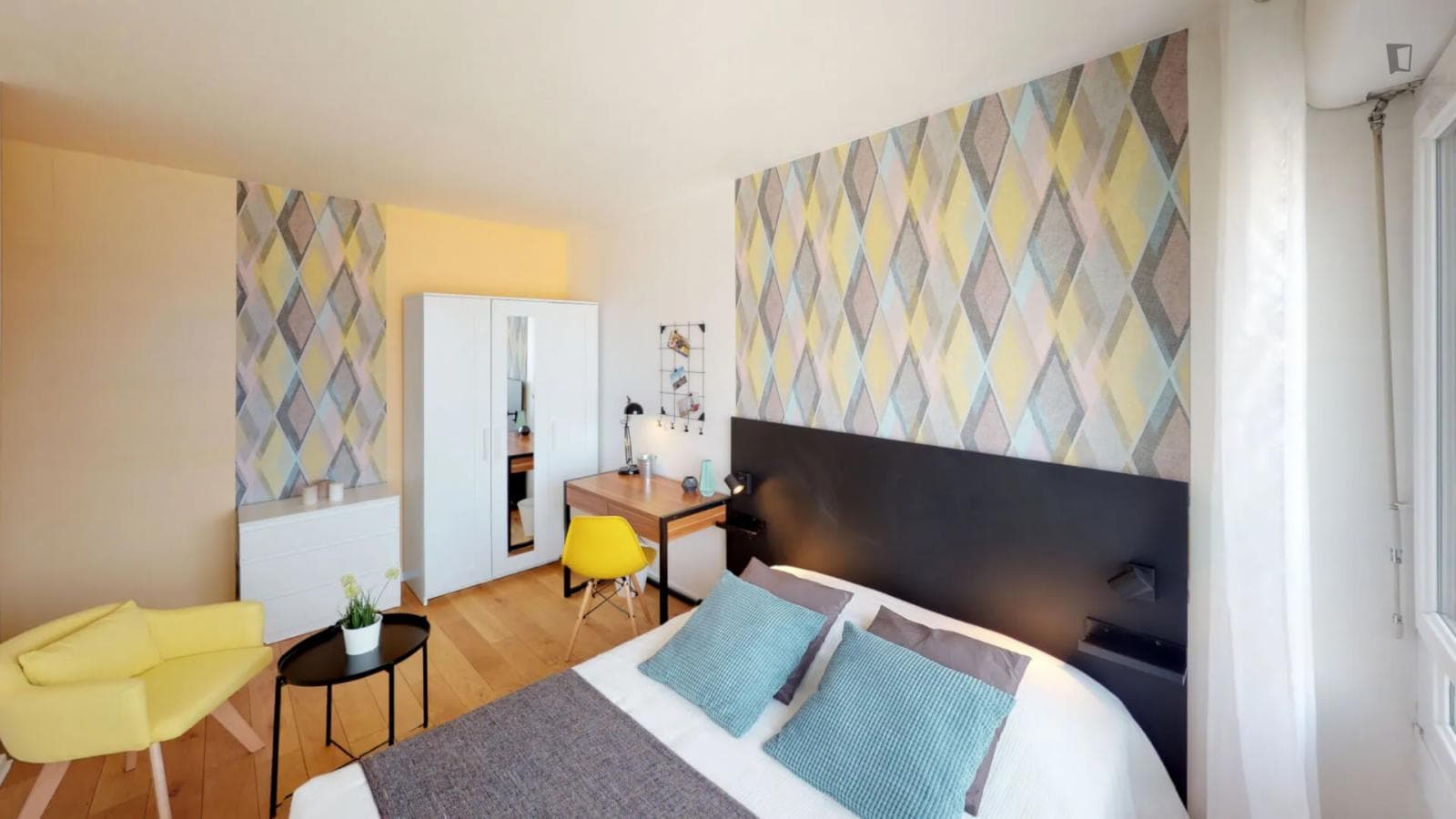 Cute double bedroom next to Nanterre-Préfecture train station photo 1