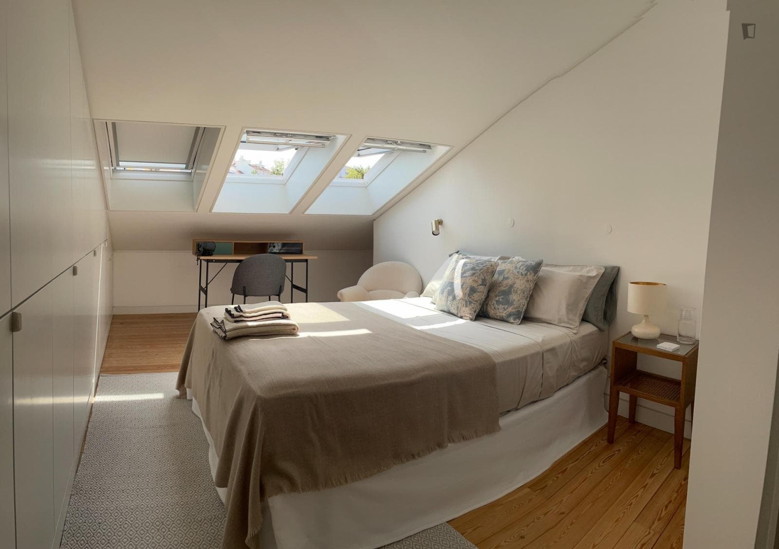 Bright double ensuite bedroom next to São Sebastião metro station photo 1