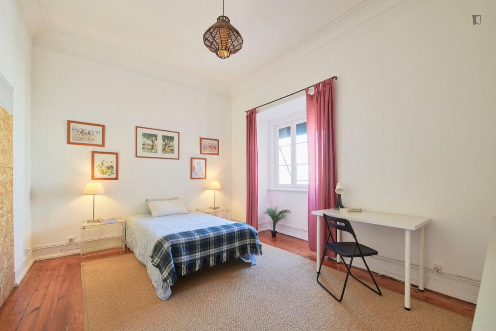 Bright single bedroom next to Campo Pequeno metro station photo 1