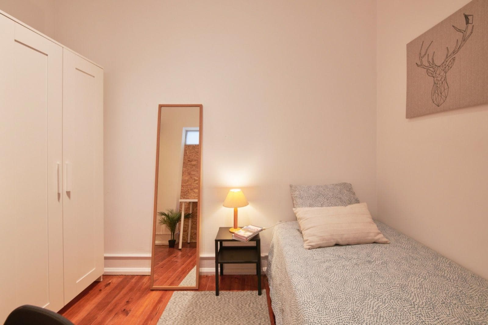 Lovely single bedroom next to Entrecampos train station photo 1
