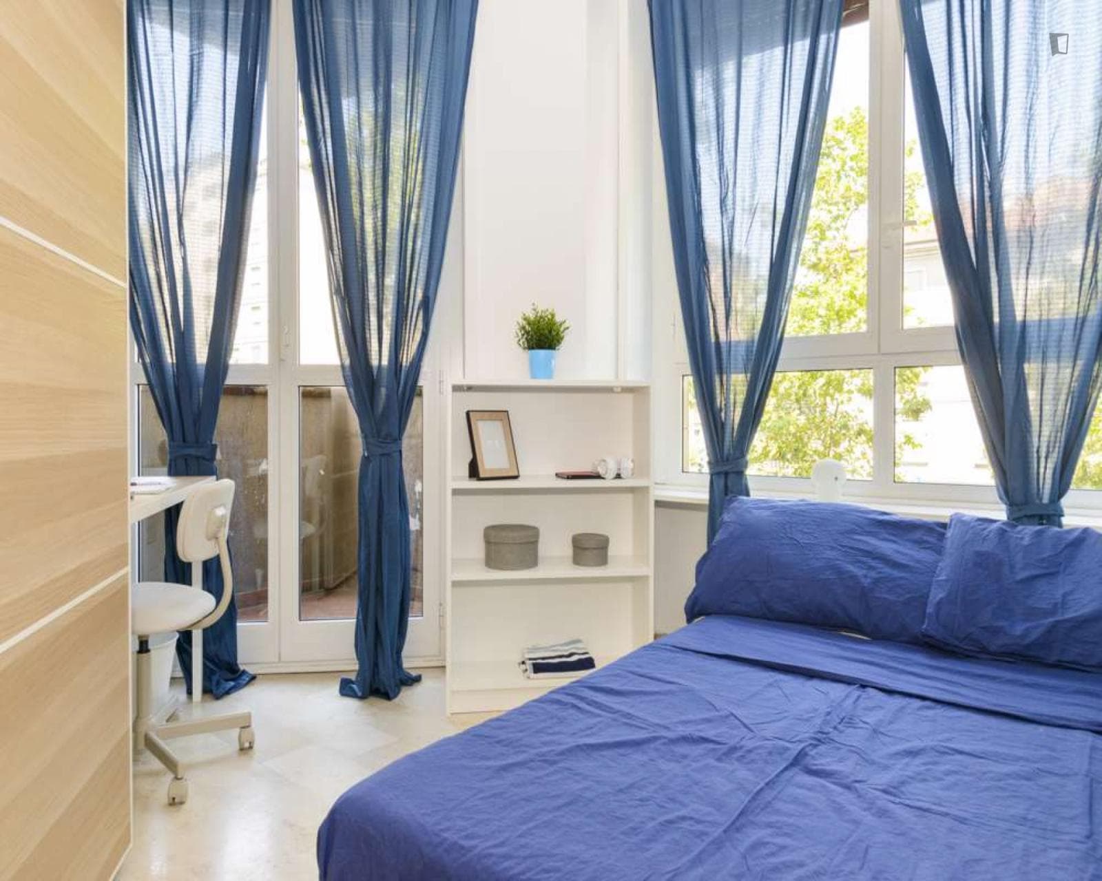 Double bedroom with a balcony, near Nuova Accademia di Belle Arti photo 1