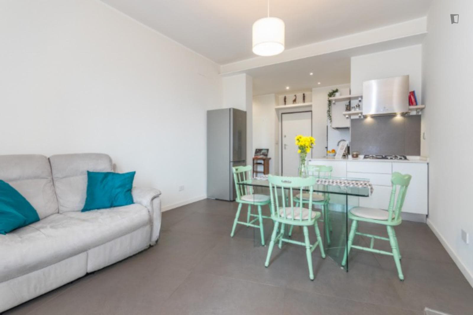 Attractive 1-bedroom apartment steps away from Spezia metro station photo 1