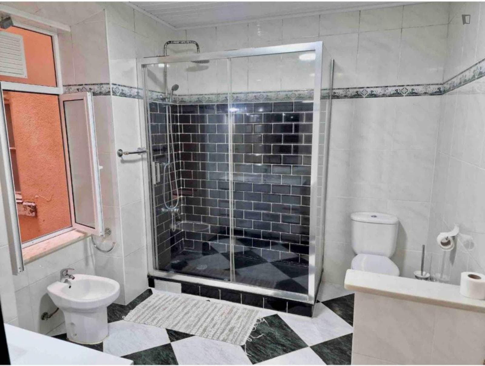 Comfy double bedroom in residential Arroios photo 1