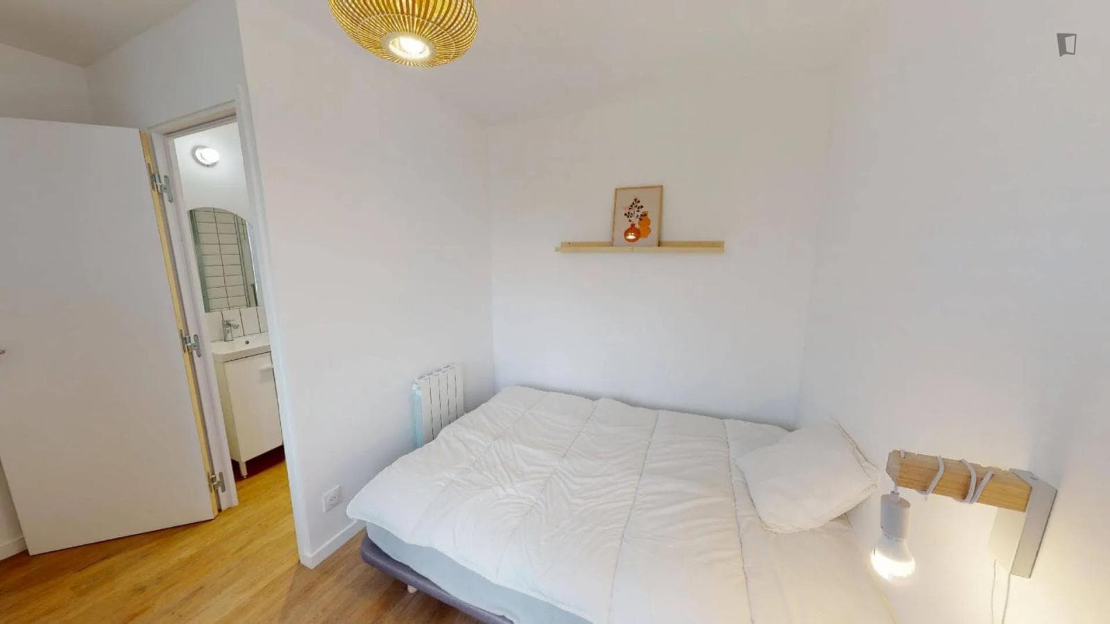 Comfy double ensuite bedroom in Issy-les-Moulineaux photo 1