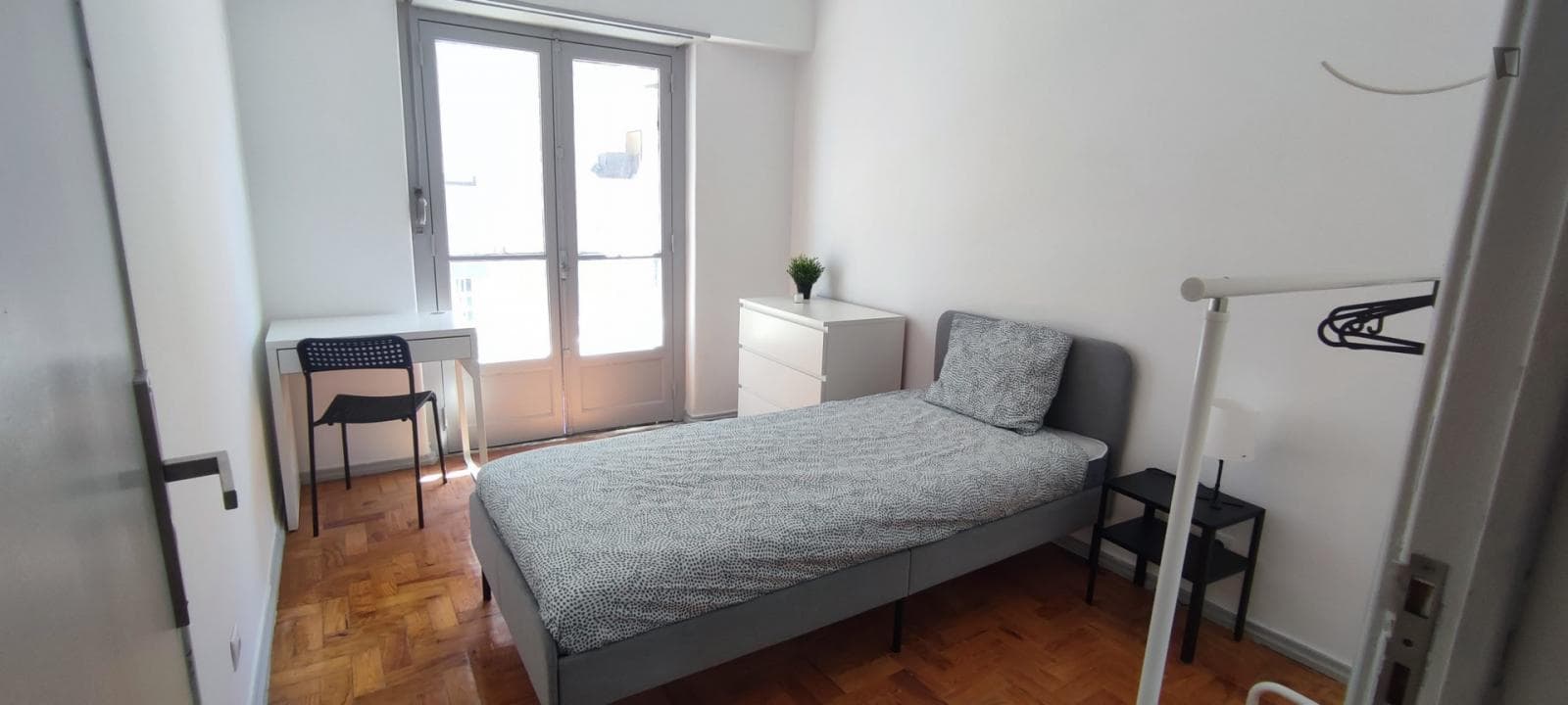 Homely single bedroom with a balcony, 15 min University of Lisbon, NOVA, ISCTE photo 1