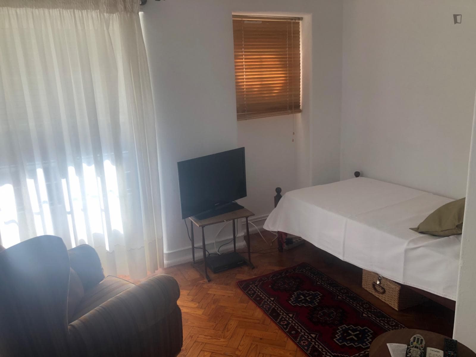 Homely single bedroom with a balcony, in trendy Alvalade photo 1