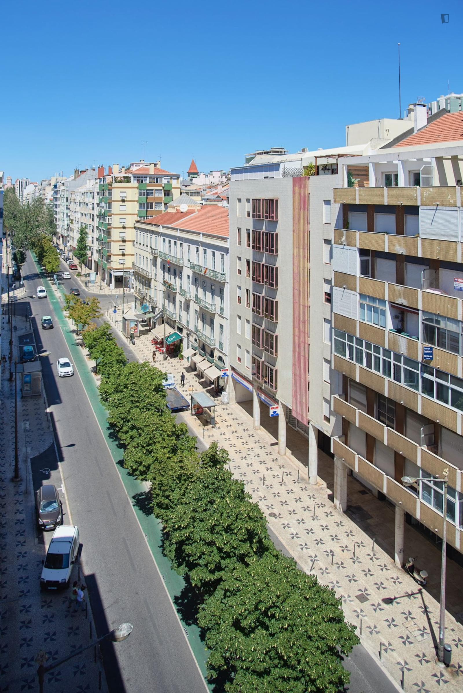 Spacious double bedroom with balcony in Arroios photo 1