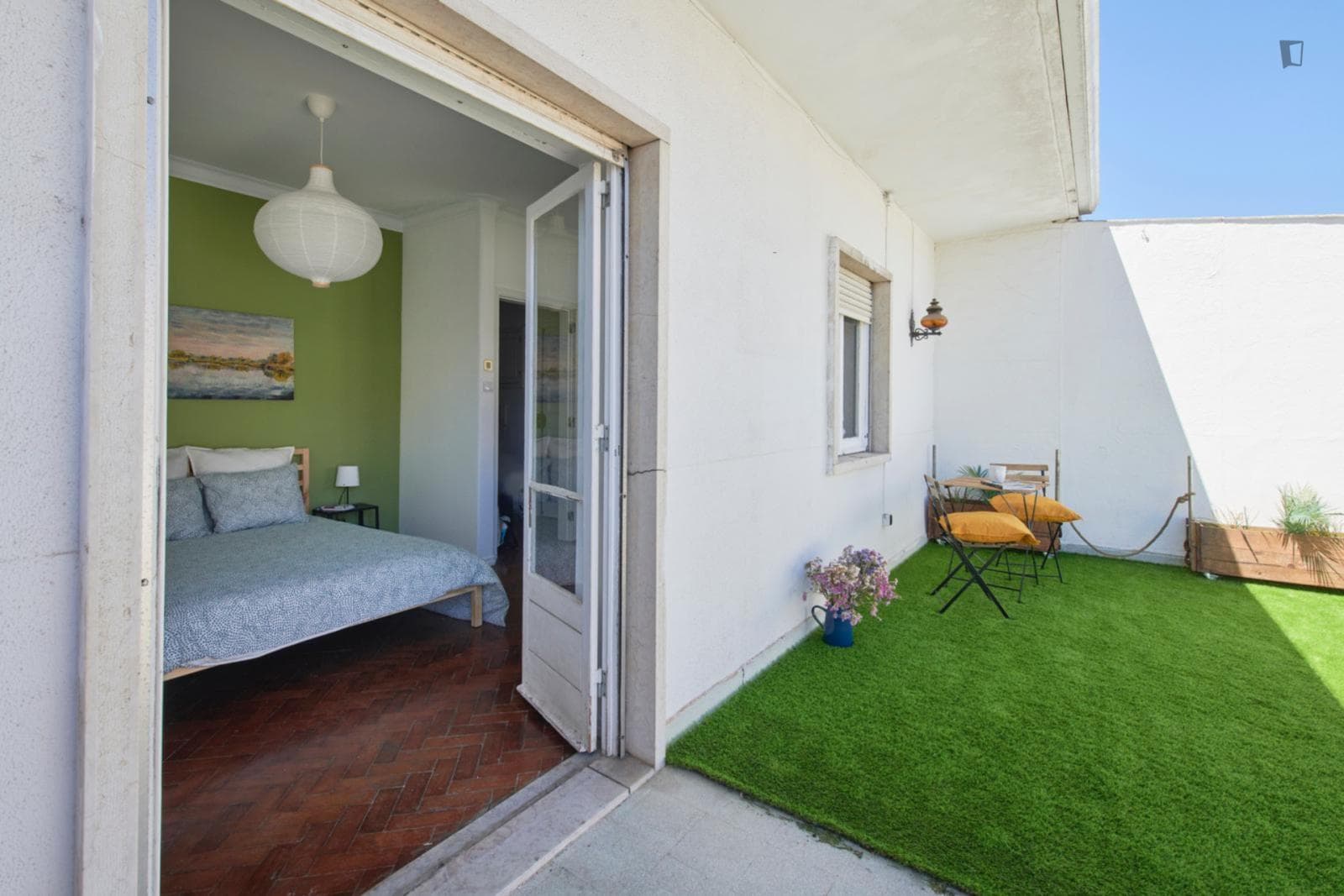 Spacious double bedroom with balcony and outdoor space in Arroios photo 1