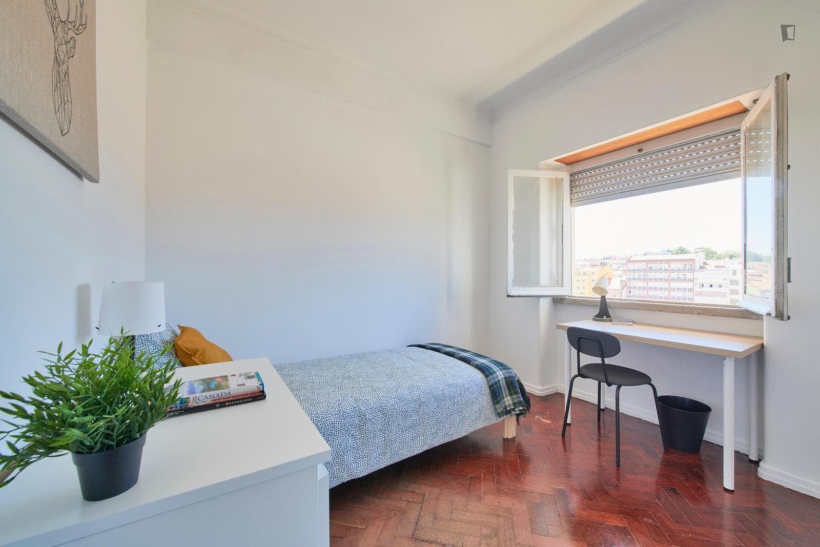 Cozy single ensuite bedroom in central Lisbon photo 1