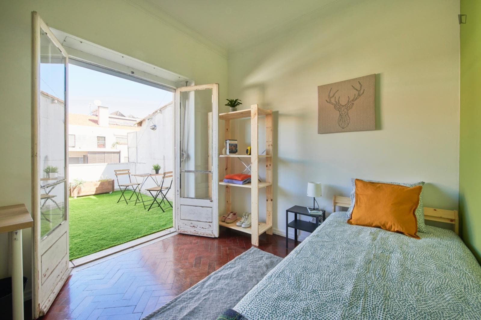 Single bedroom with balcony and outdoor space in central Lisbon photo 1