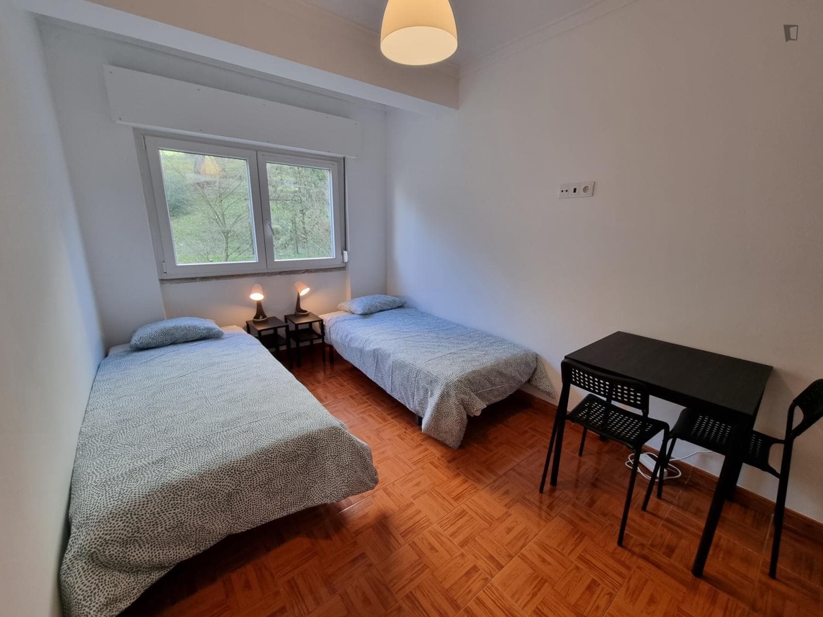 Welcoming twin bedroom in Agualva-Cacém photo 1