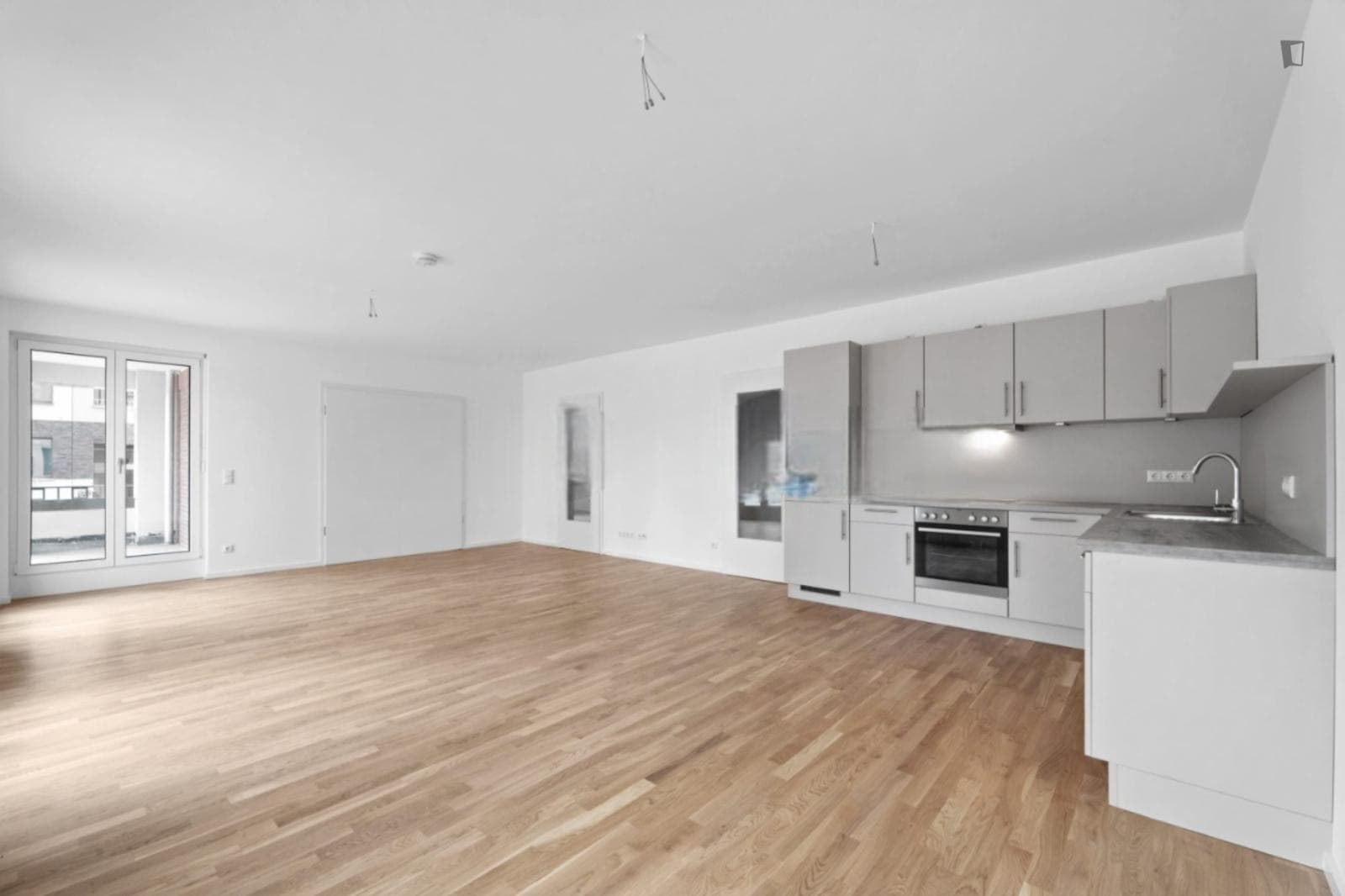 Unfurnished 2-bedroom apartment with private garden in Karlshorst  photo 1