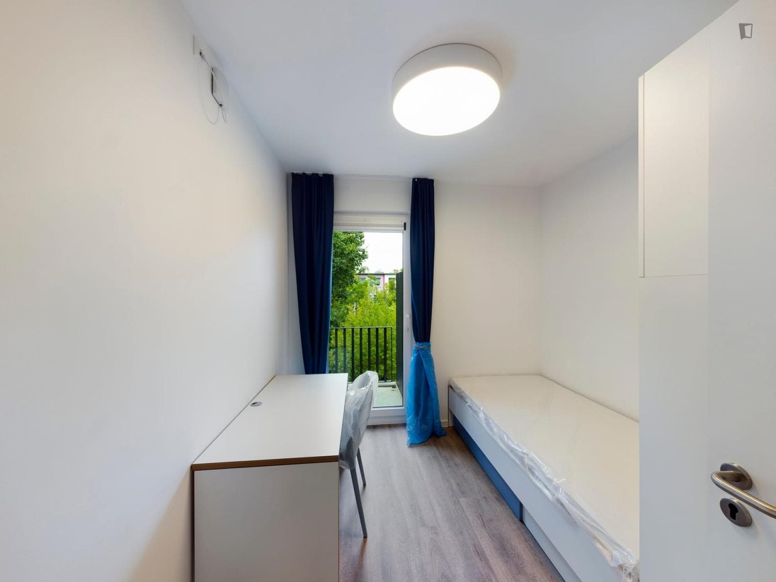 Decent single bedroom with balcony super close to the Campus Wilhelminenhof photo 1