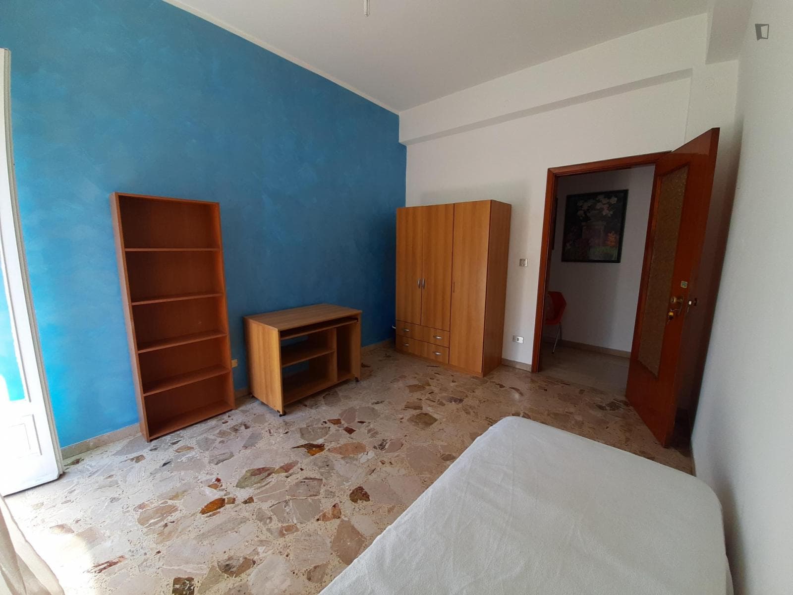 Welcoming Single bedroom, with balcony, in 4-bedroom apartment close to the center photo 1