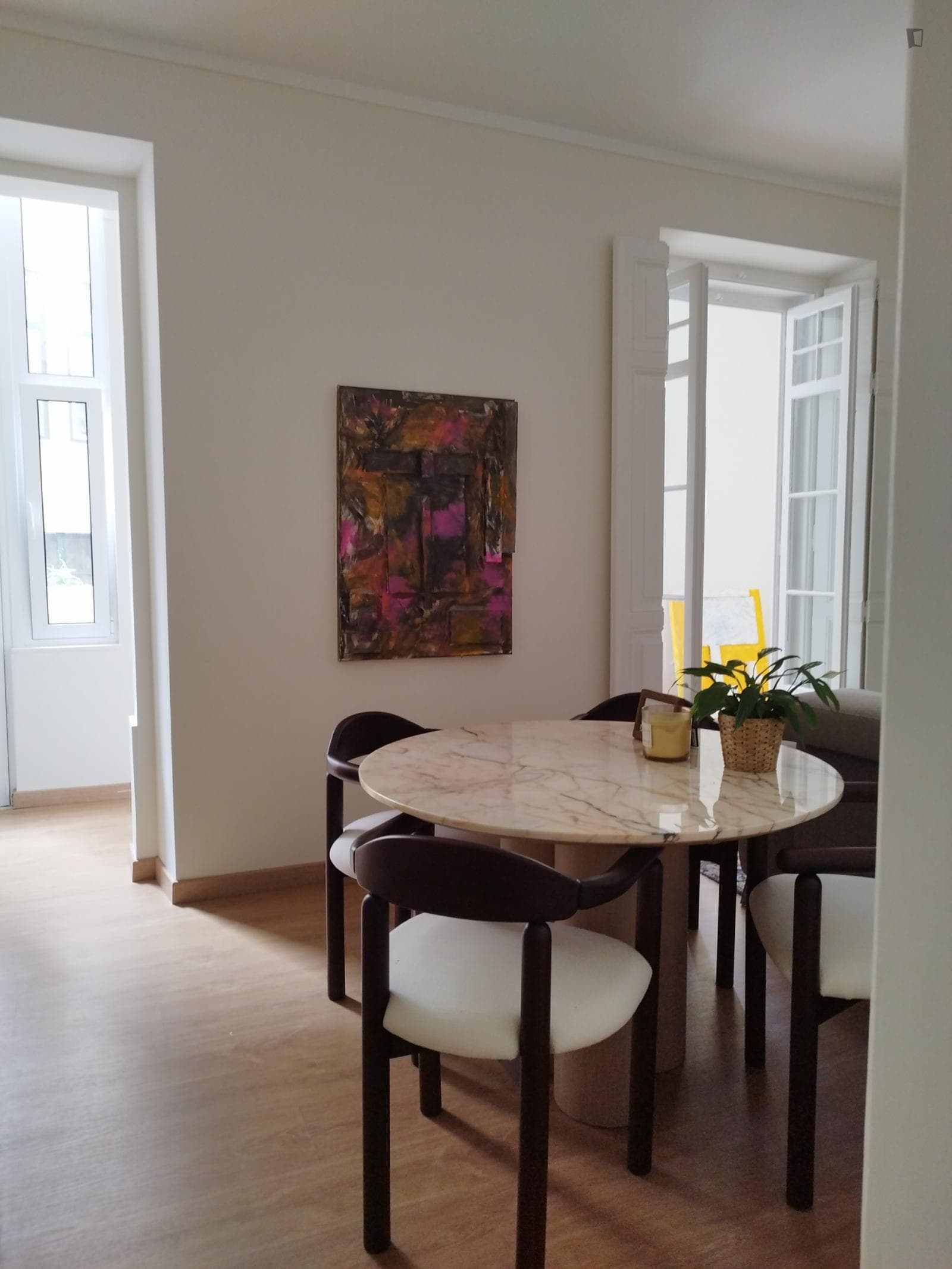 Bright 1-bedroom apartment next to Campolide train station photo 1